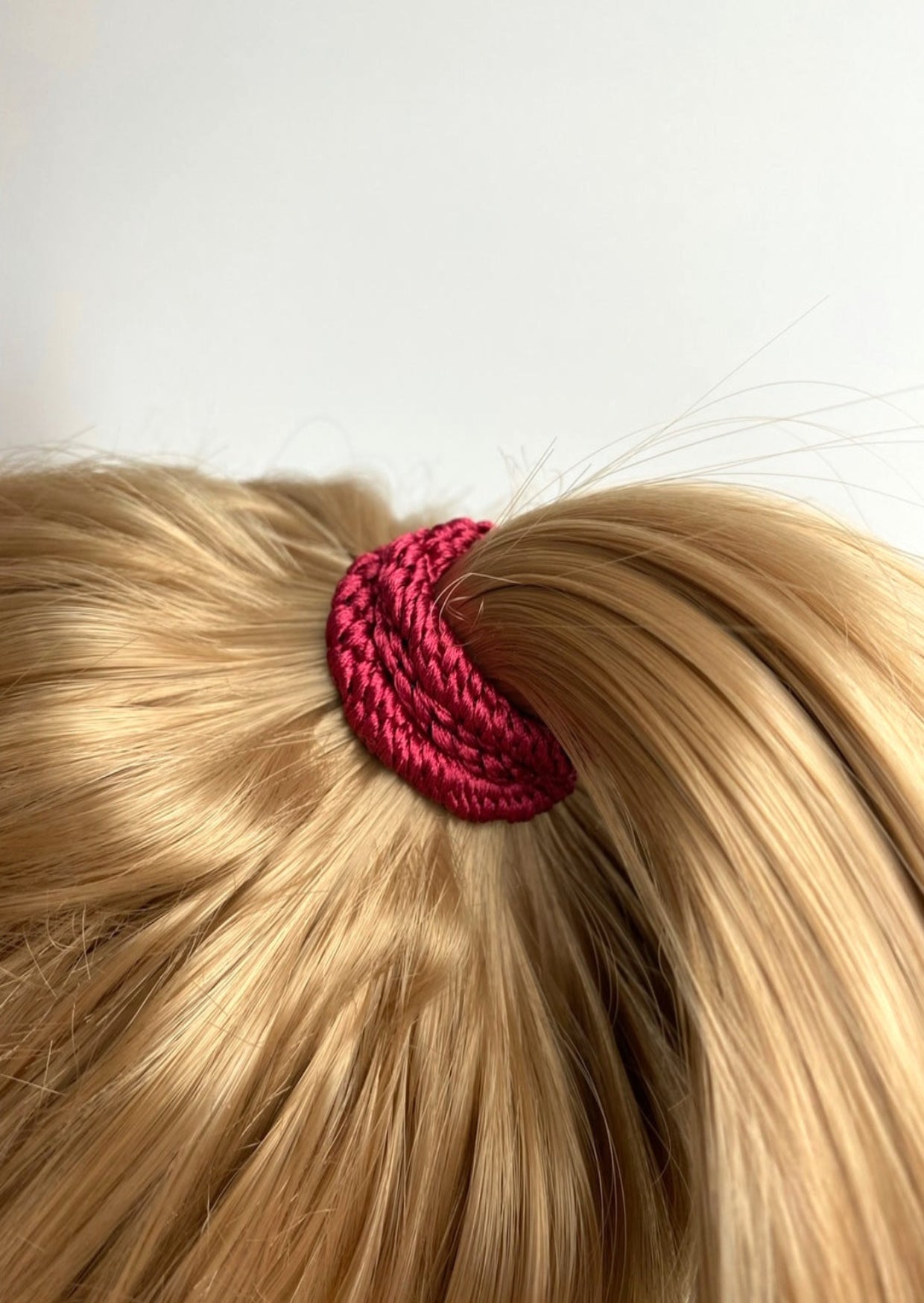 Kknekki Hair Elastic in Vibrant Red Holding a Sleek Ponytail – Gentle on Hair, Ultra-Durable & Fashionable