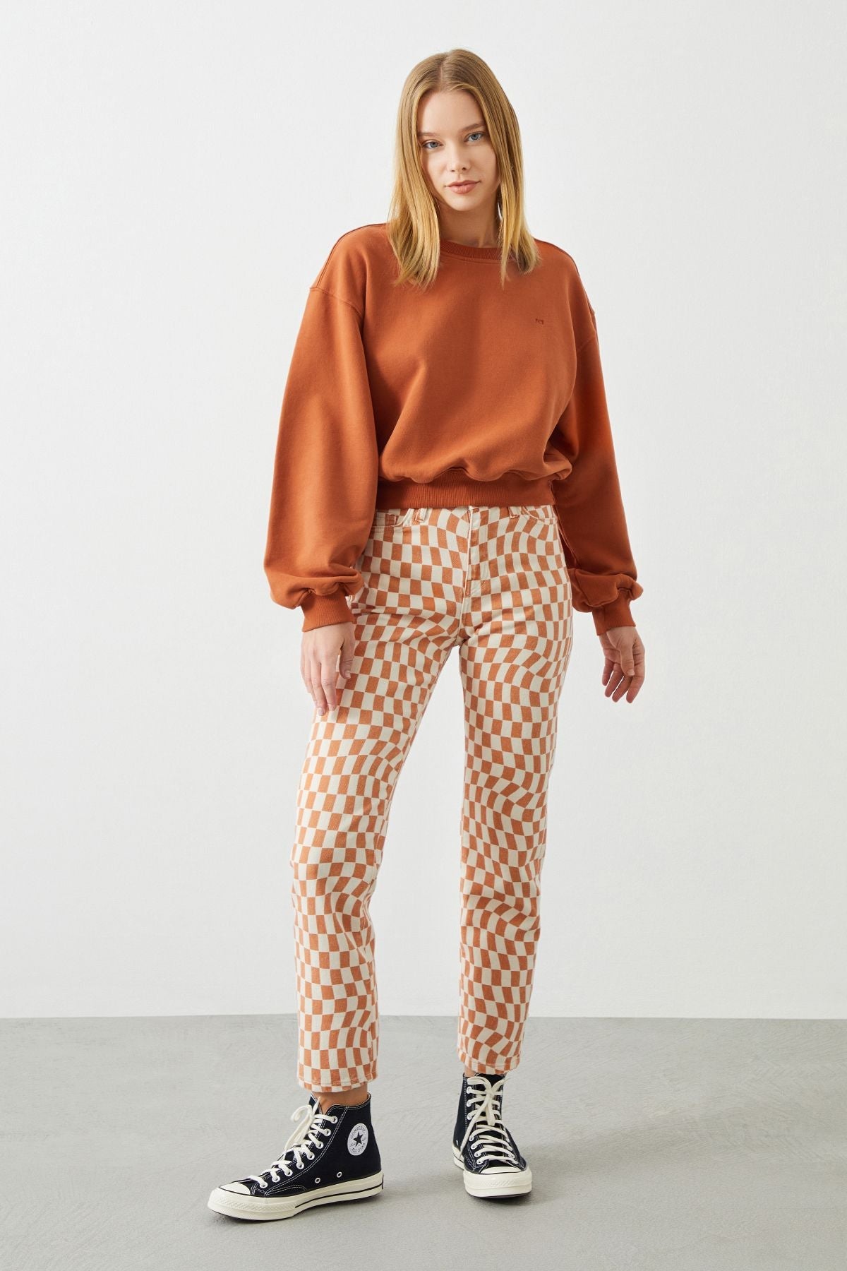 Ra Denim-Vita  Crop Oversize Orange Women's Sweatshirt combined with checked pants for a cool style