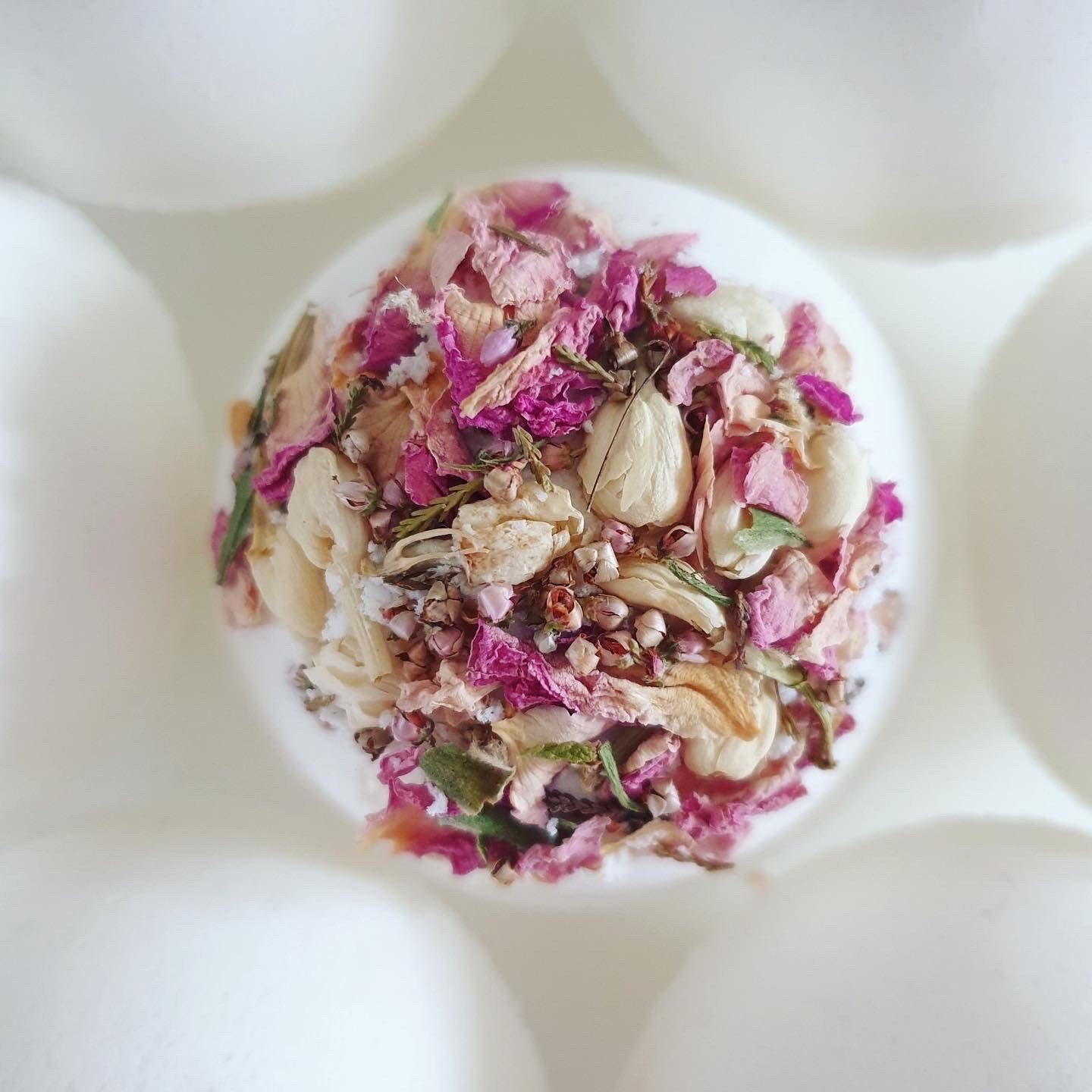 Posy Secret Bath Bomb for emotional balance with geranium, maritime pine and Ylang-ylang essential oils, decorated with dried flower petals.