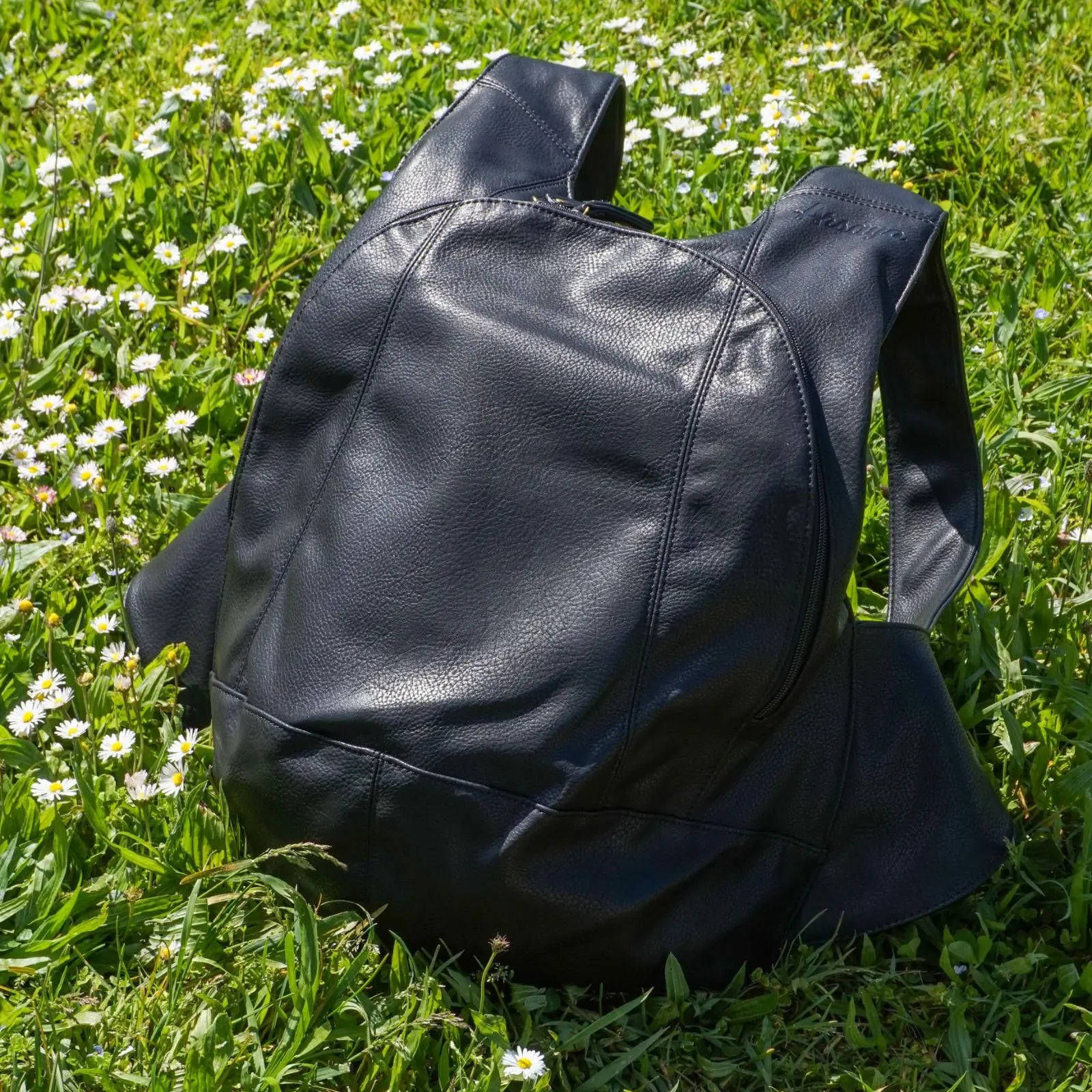 The dedicated family business Arsayo stands for vegan accessories that respect humans, the environment, and animals with 100% cruelty-free designs.