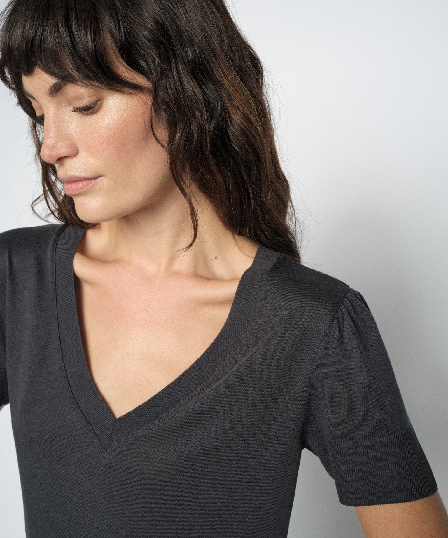 Mos Mosh Sink V-neck tee in salute navy, detail view – 99things.ch