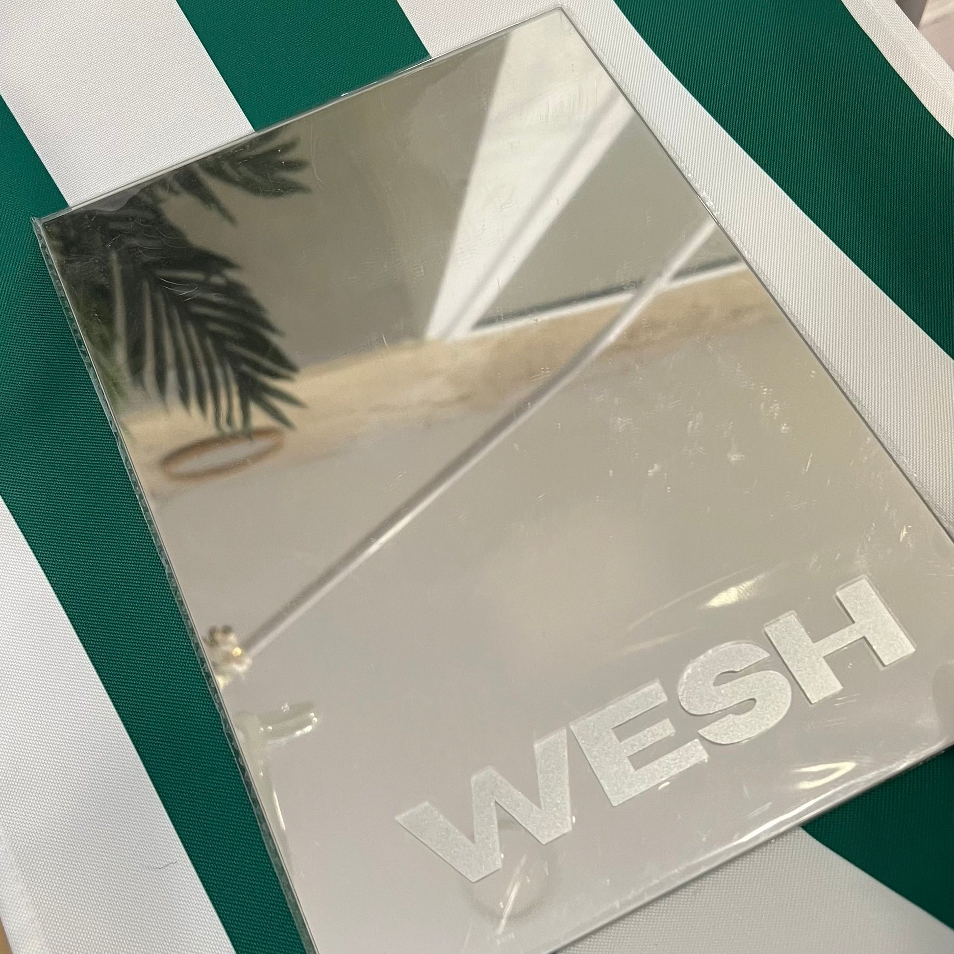Un miroir A4 stylé affichant l'expression urbaine 'Wesh'.