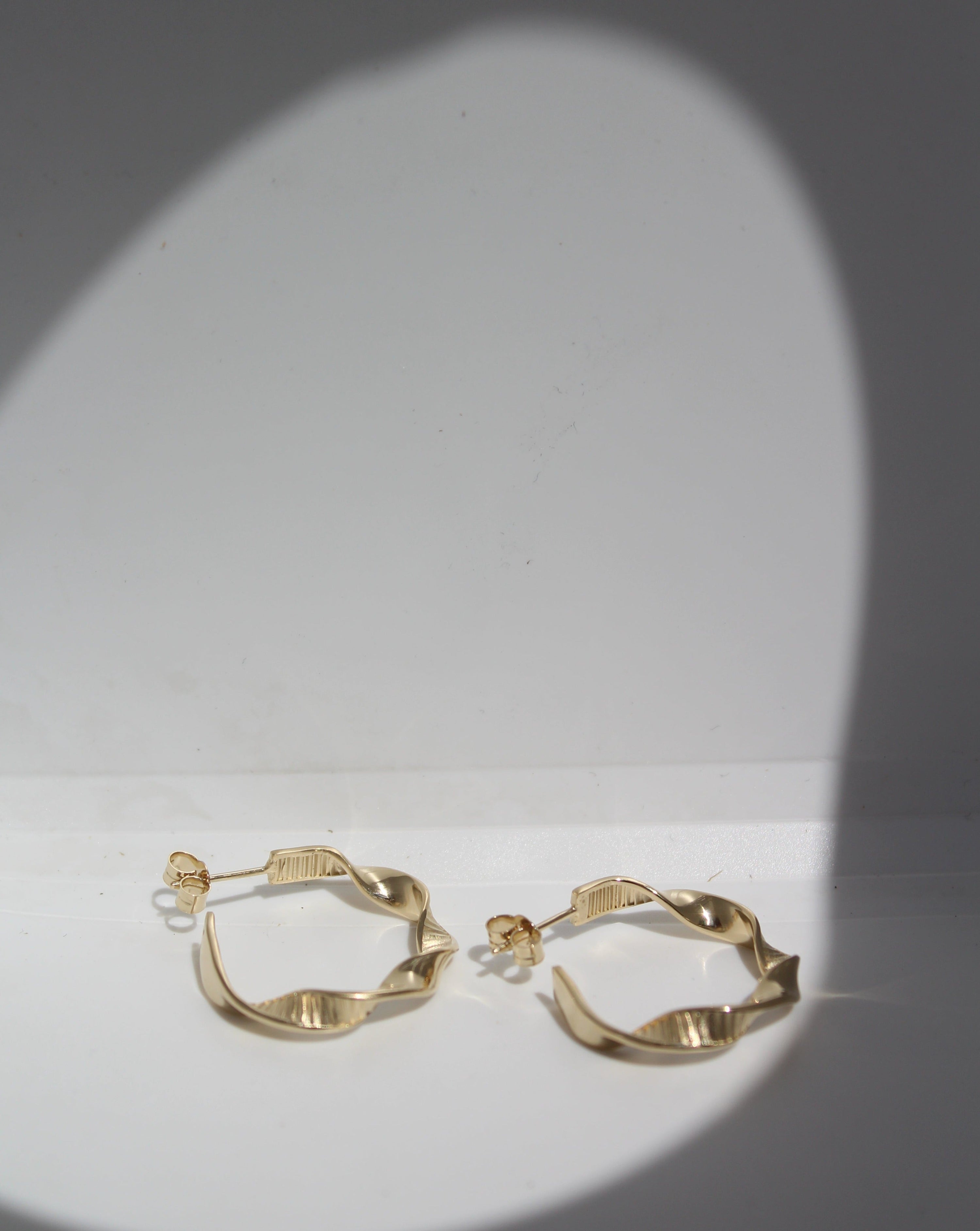 Handmade Gold earrings Wavy S #01 - made in switzerland