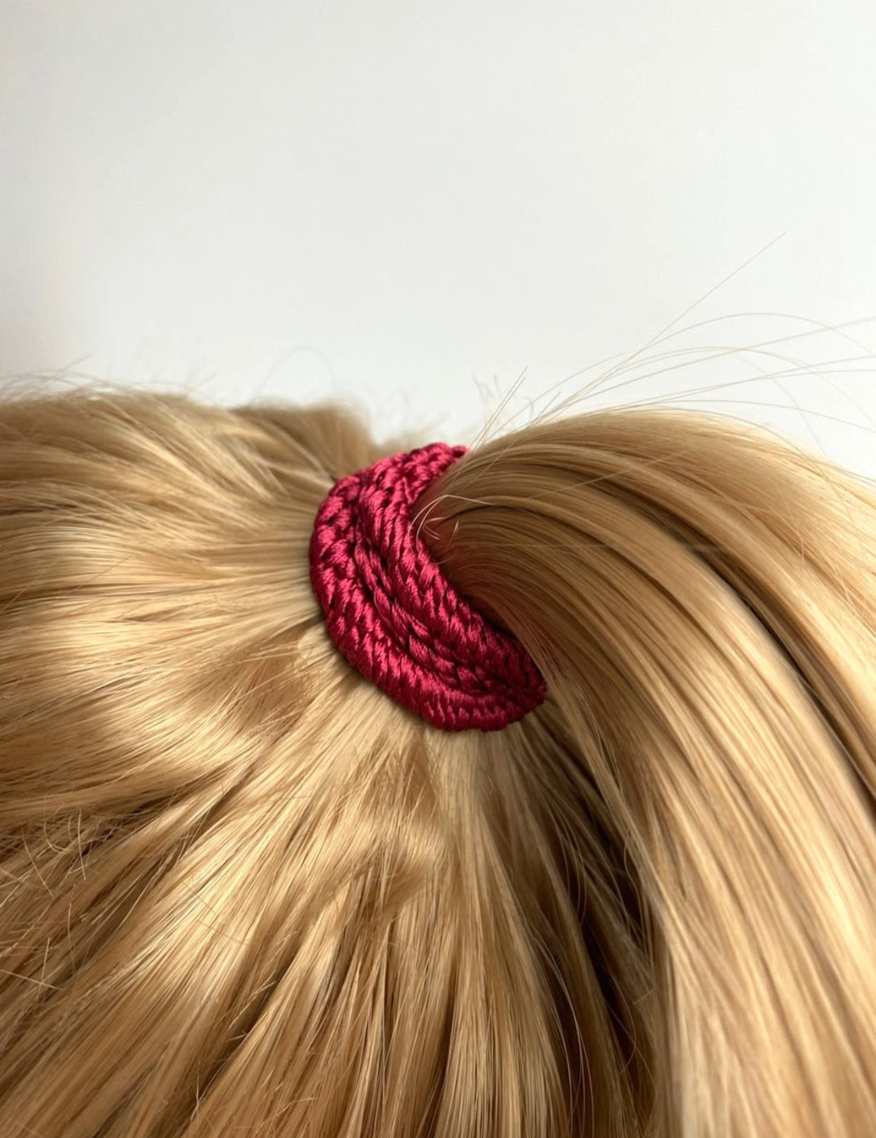 Kknekki Hair Elastic in Vibrant Red Holding a Sleek Ponytail – Gentle on Hair, Ultra-Durable & Fashionable 