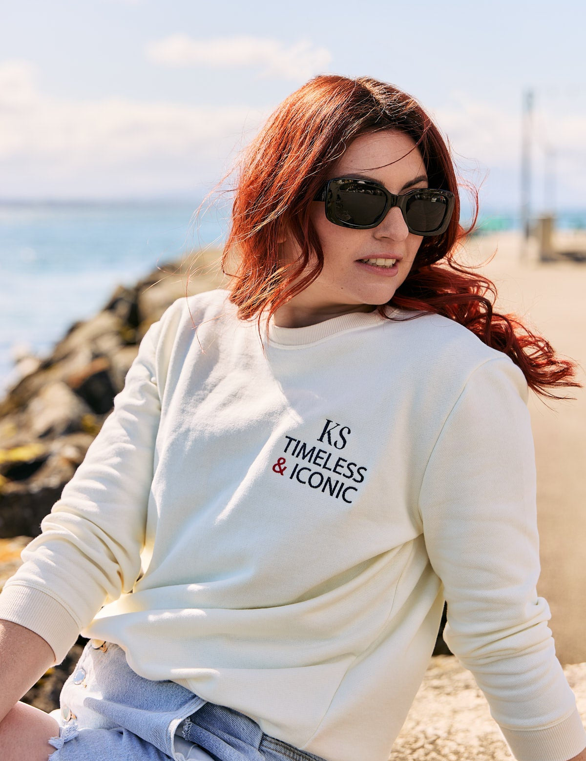 Woman wearing the Victoire Ecru Sweatshirt with a stylish pair of jeans and minimalistic accessories.