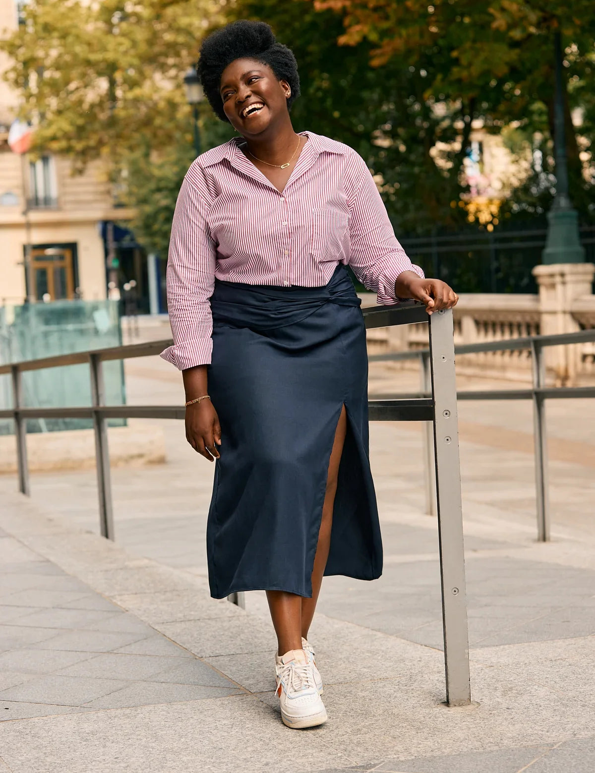 KS Vestiaire intemporel jupe longue bleu fendue sur le côté idée de look