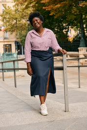 KS Vestiaire intemporel jupe longue bleu fendue sur le côté idée de look