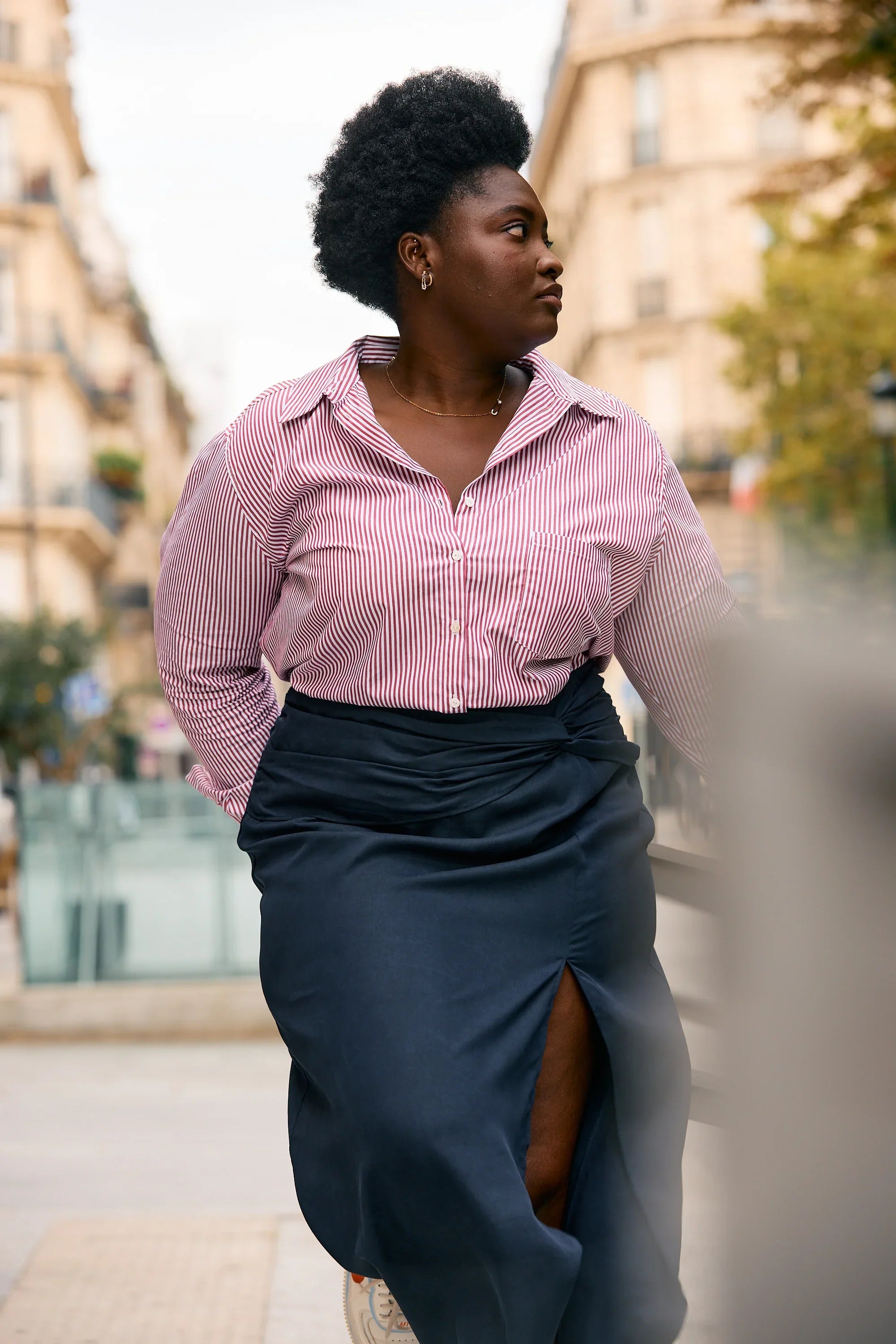 KS Vestiaire intemporel comment porter la jupe longue fendue bleu foncé en tencel 