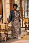 Femme portant la jupe léopard BILLIE de KS Vestiaire intemporel avec un haut à une épaule assorti pour un look chic.