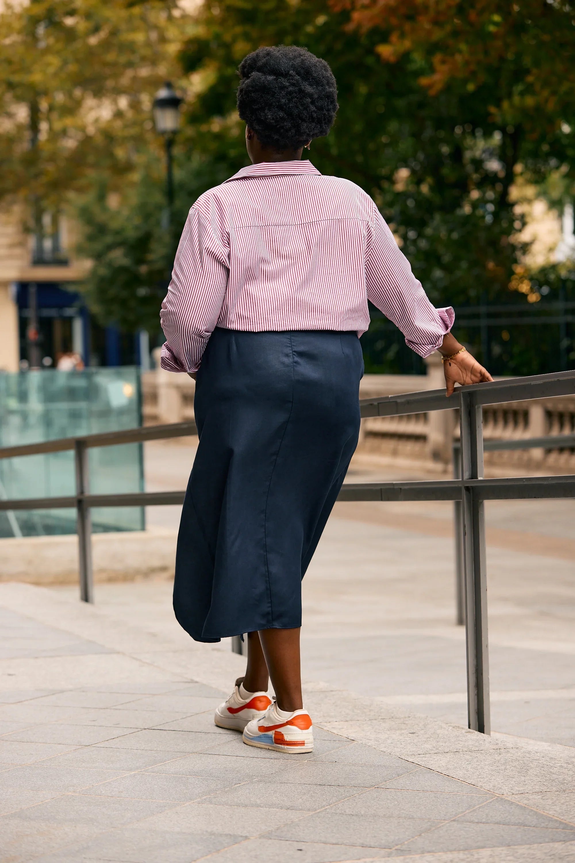 KS Vestiaire intemporel jupe droite fendue sur le côté en tencel bleu foncé