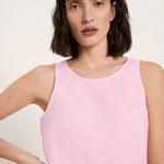 Woman wearing a pink sleeveless linen top by fair fashion brans Lanius.