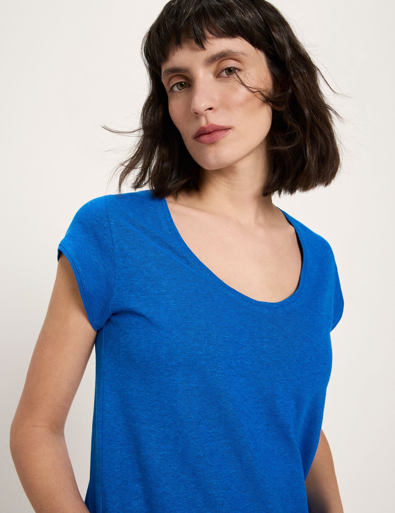 LANIUS_126_14194-00-580-lapis-38_Shirt-mit-tiefem-Ausschnit_04.jpg