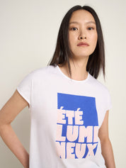 Close-up of the ÉTÉ LUMINEUX T-shirt graphic by Lanius, showing vibrant pink “Été” and blue rectangle