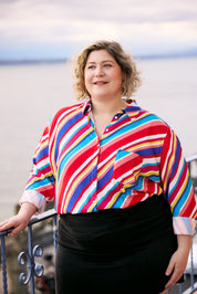 Beautiful woman wearing colourful summer shirt and black mini skirt by Swiss Fashion brand KS Vestiaire Intemporel
