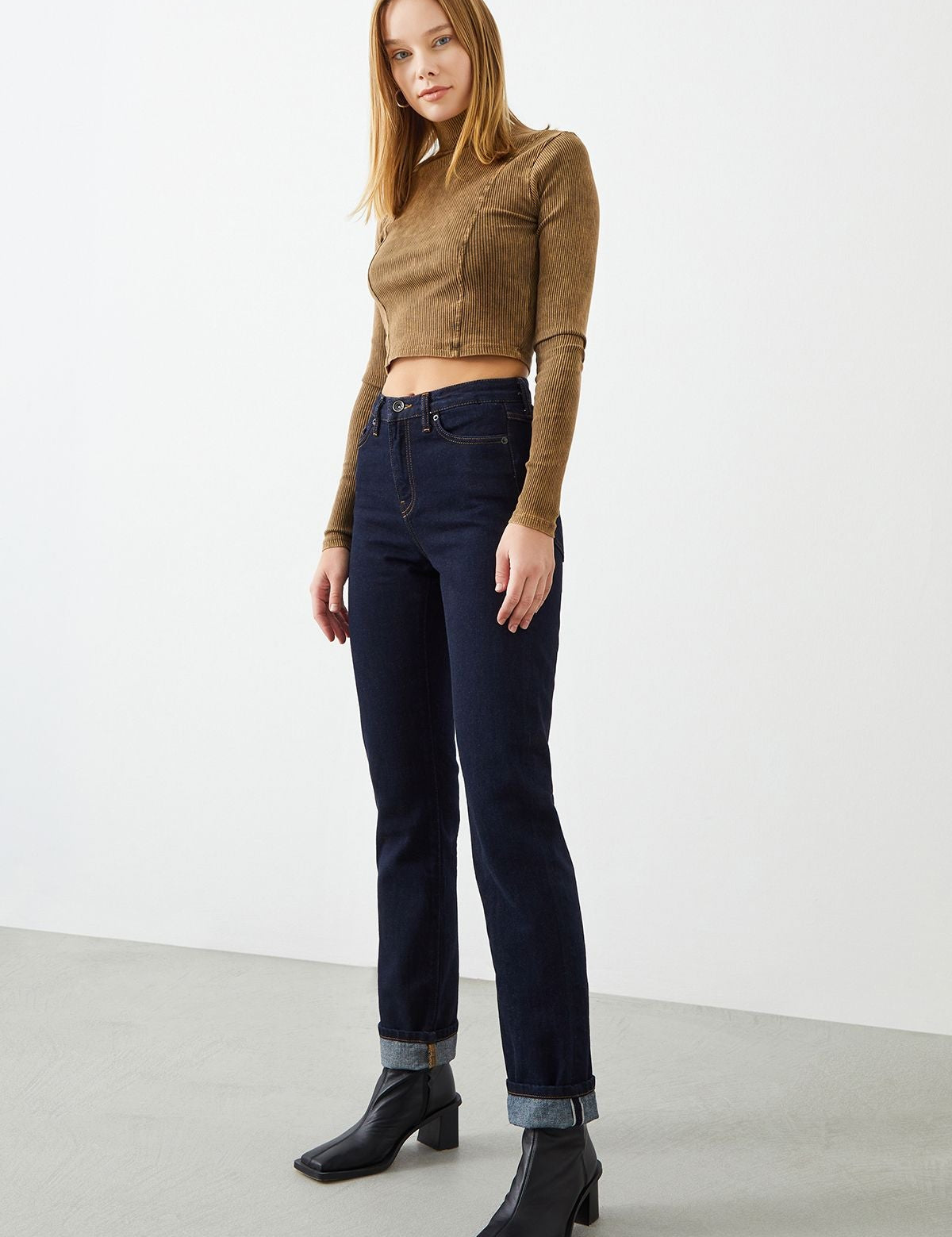 Side profile of sustainable dark blue Boyfriend Jeans for Women.