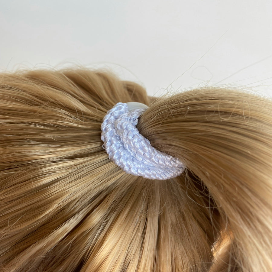 Kknekki Hair Elastic in Ivory Holding a Sleek Ponytail – Gentle, Secure, and Stylish