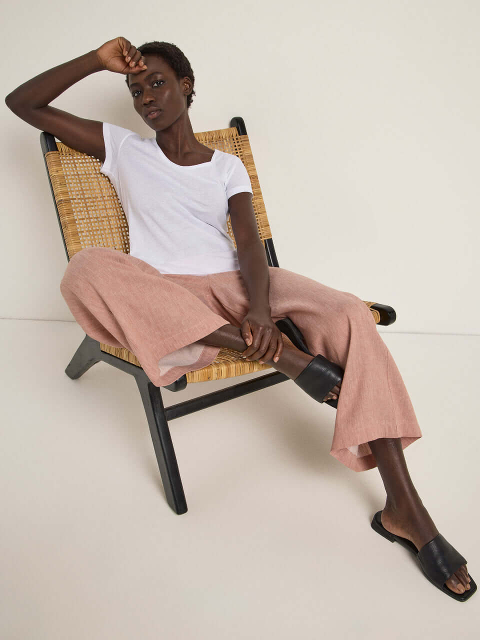 Model wearing Lanius Culotte in mocha paired with a white T-shirt and slides – casual sustainable summer look