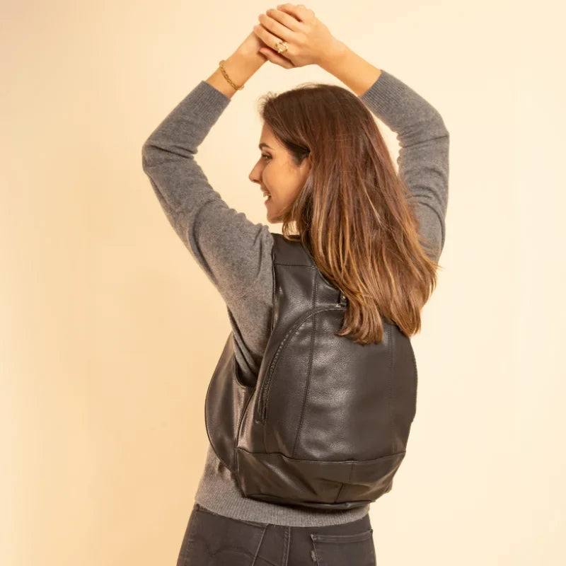 Model wearing the ARSAYO Original vegan backpack in black