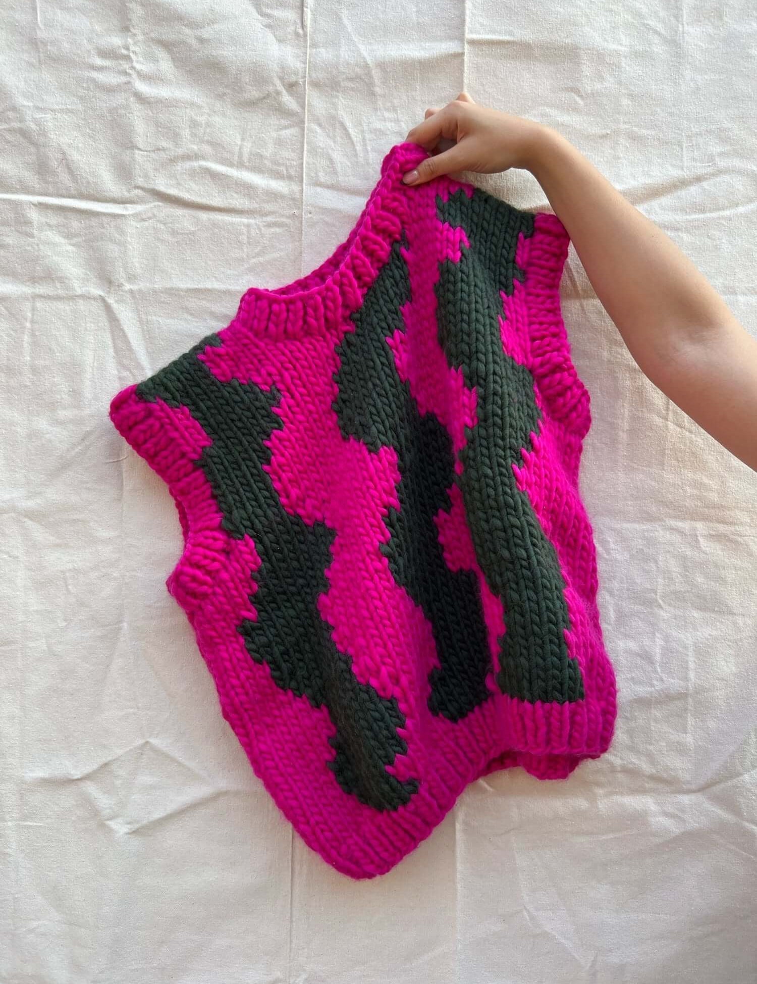 Hand-knitted wool vest in Hot Pink with Heritage Green waves – 100% natural wool, ethical fashio