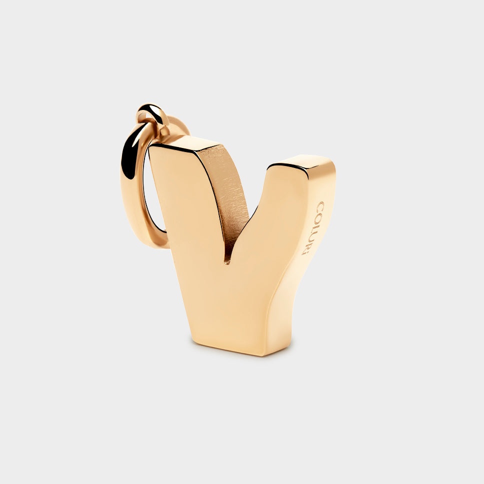 Coluri Letter V charm in gold