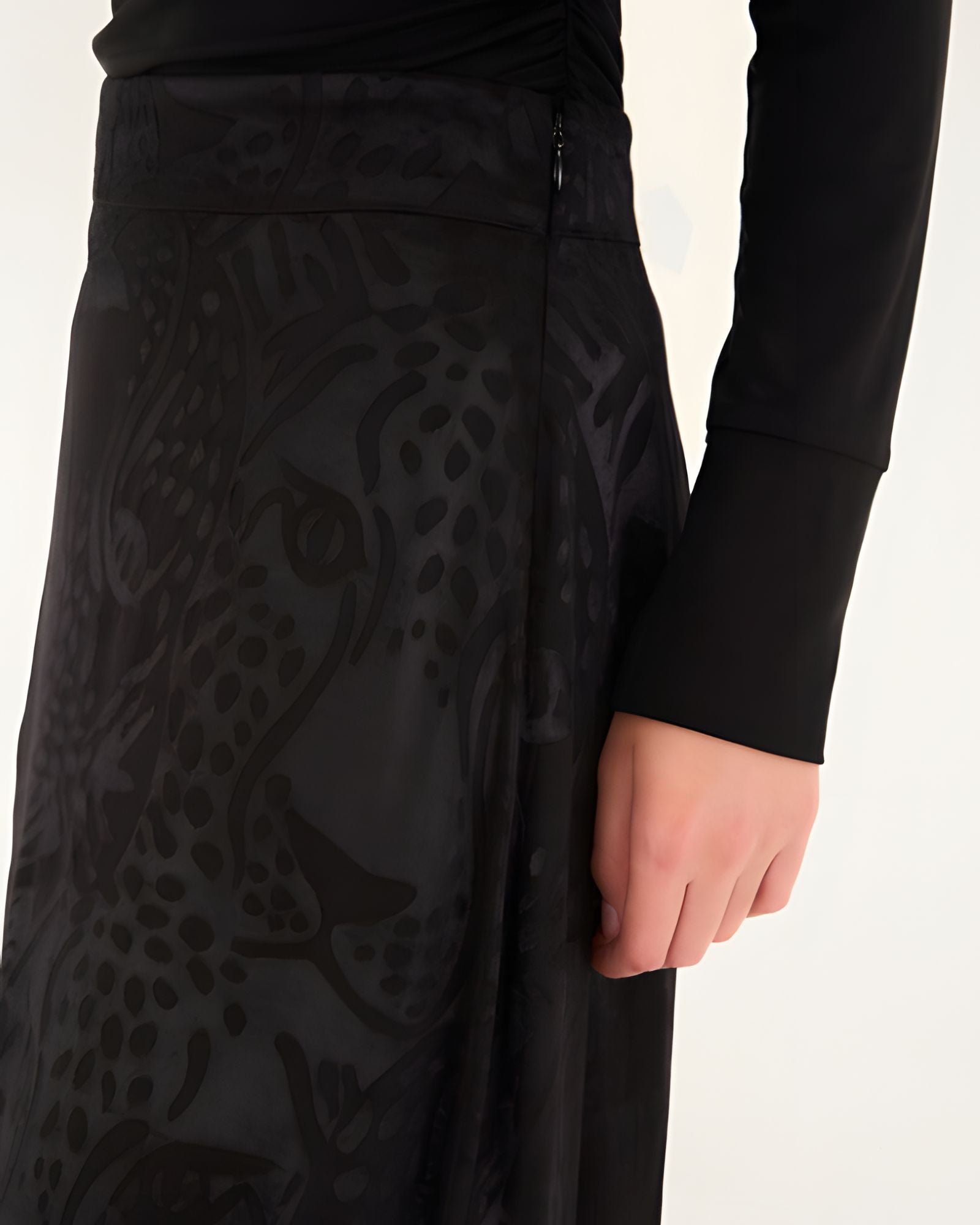 Close-up detail view of the FARM Rio maxi skirt, highlighting the embossed midnight leopard motif and the integrated invisible zipper at the side seam.