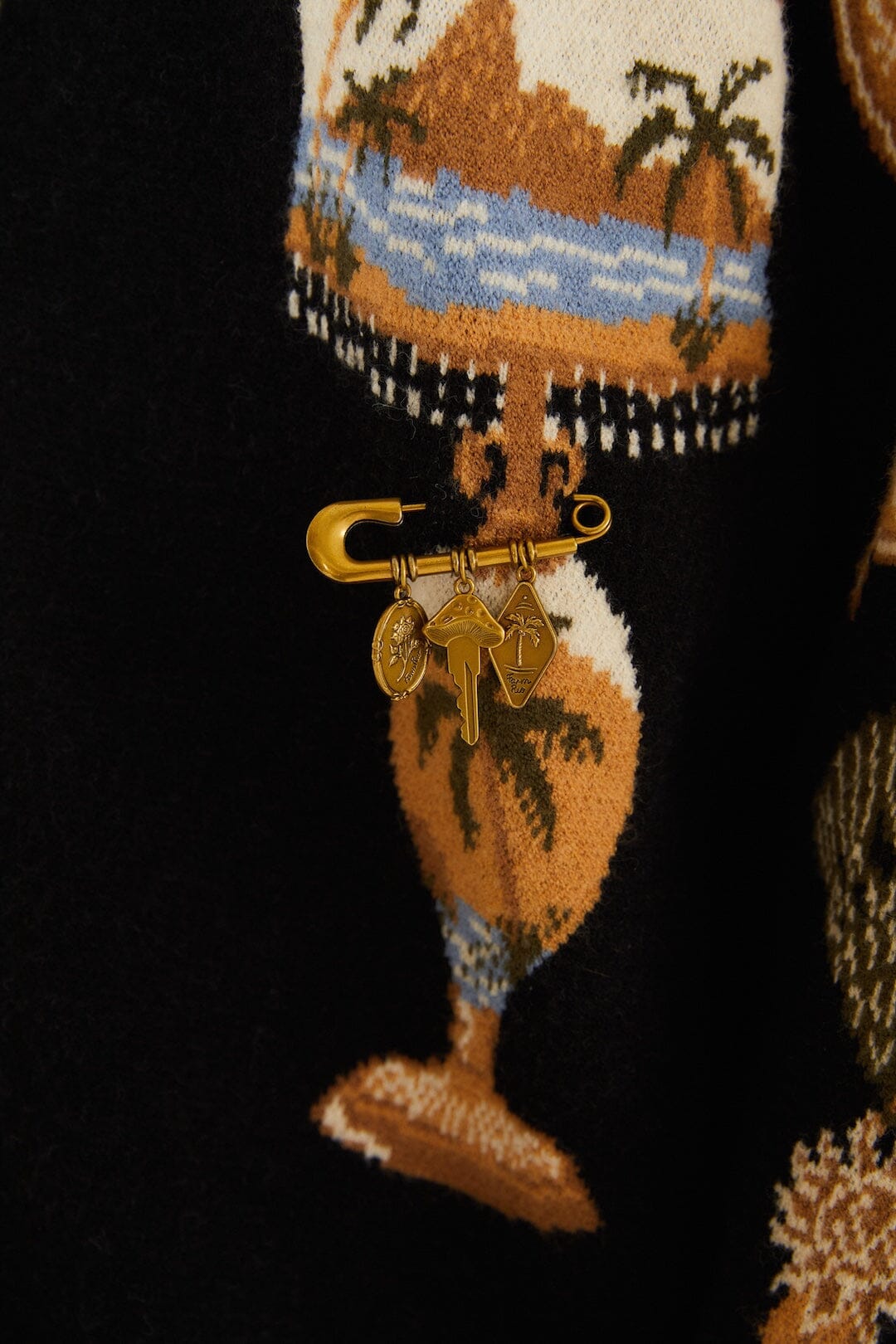 Farm Rio Vintage Souvenirs black knit cardigan with V-neck and gold buttons – close-up of the print