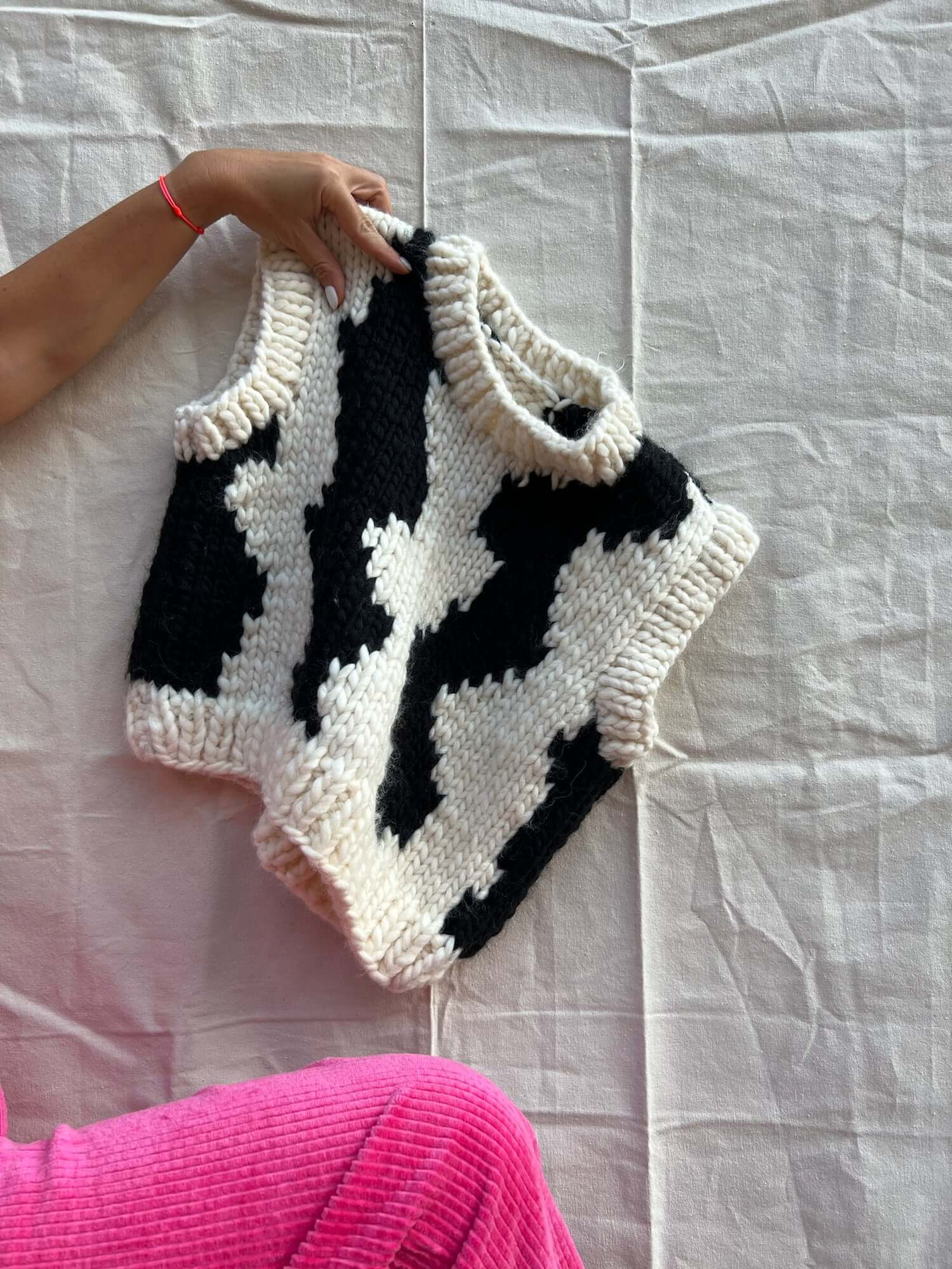 Atelier 8|02 White wool vest with Black waves, hand-knitted for 99things sustainable fashion