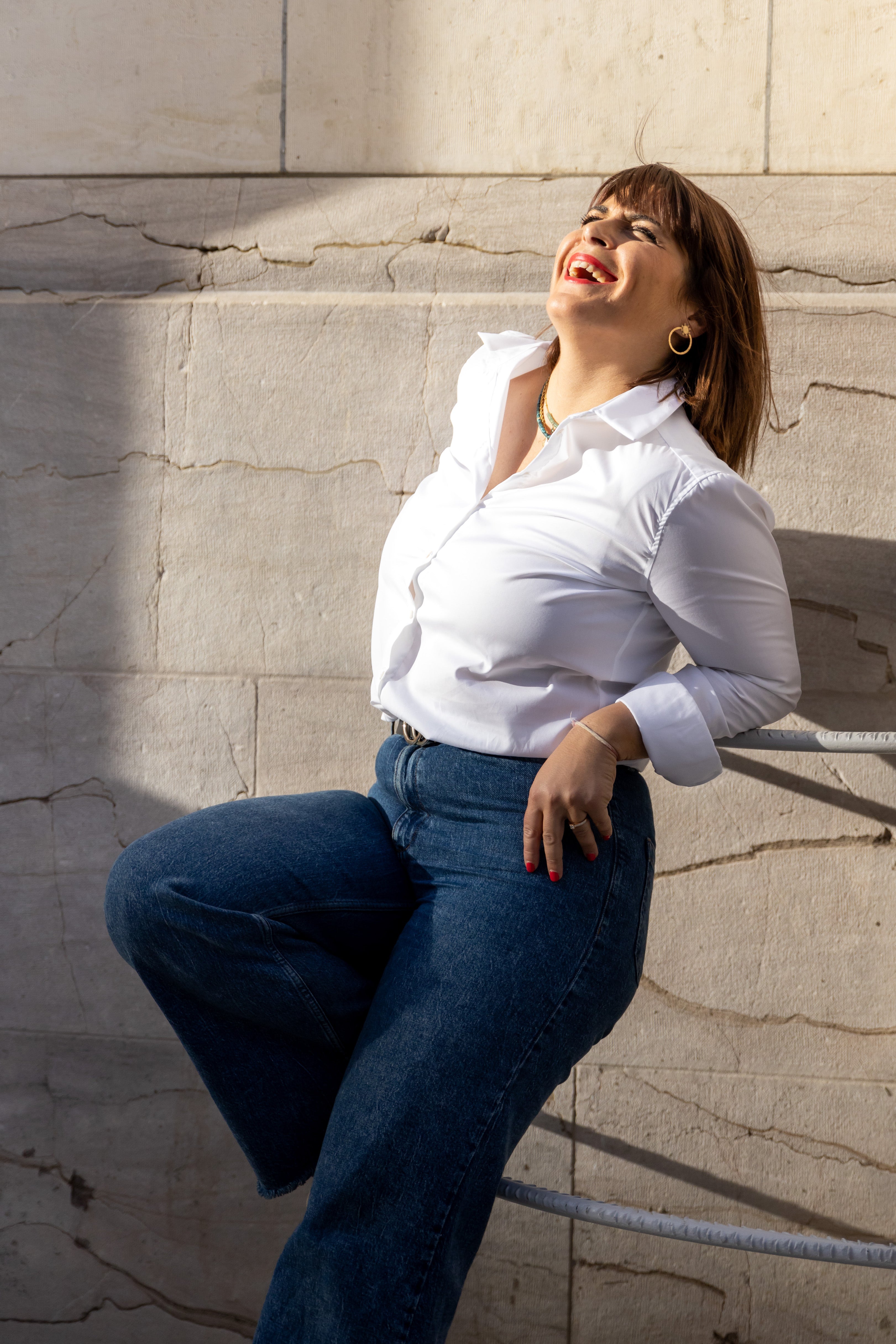 Woman wearing classic white organic cotton shirt by Swiss Brand KS Vestiaire Intemporel.