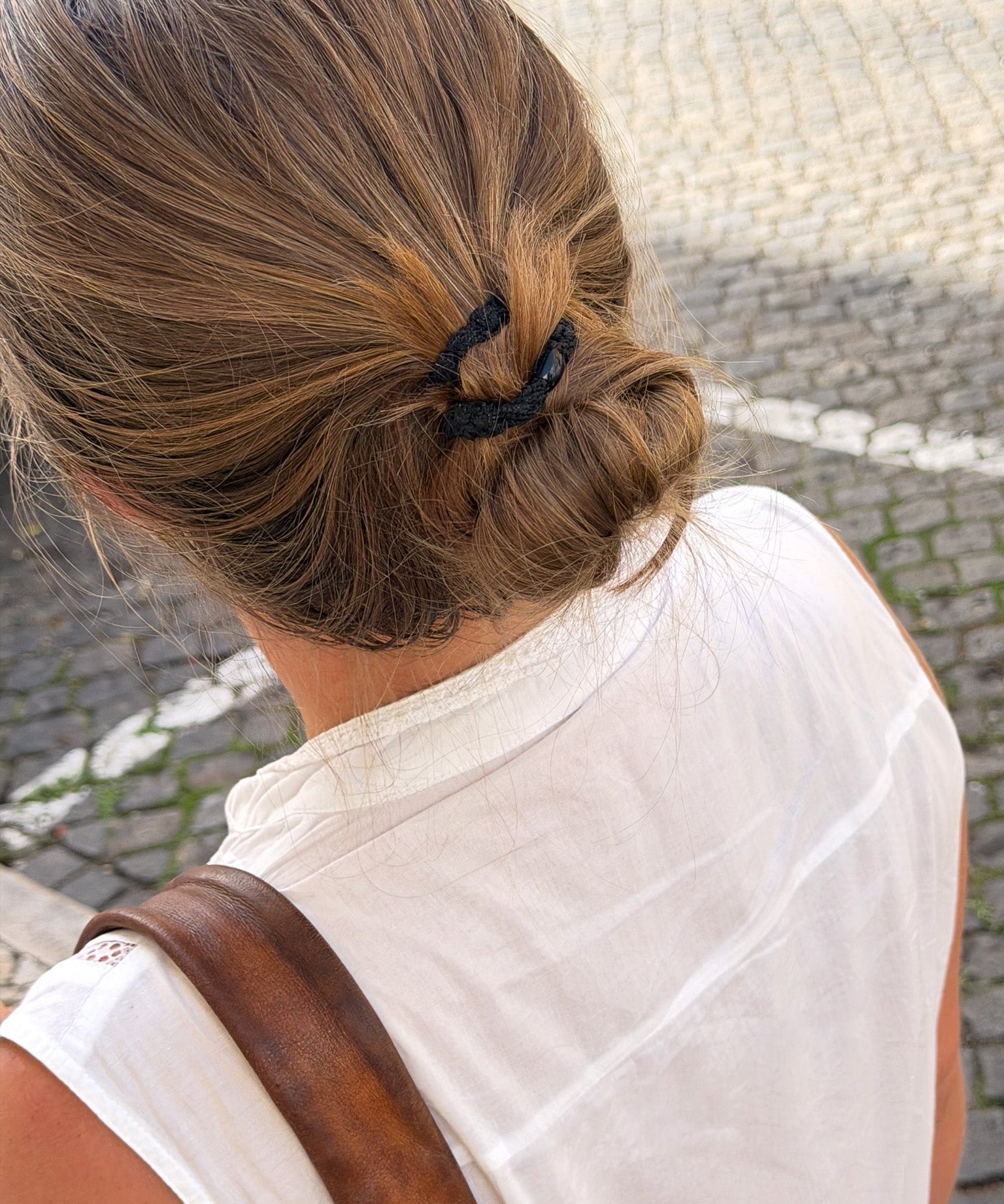KKNEKKI slim hair tie Black Glitter – in the hair