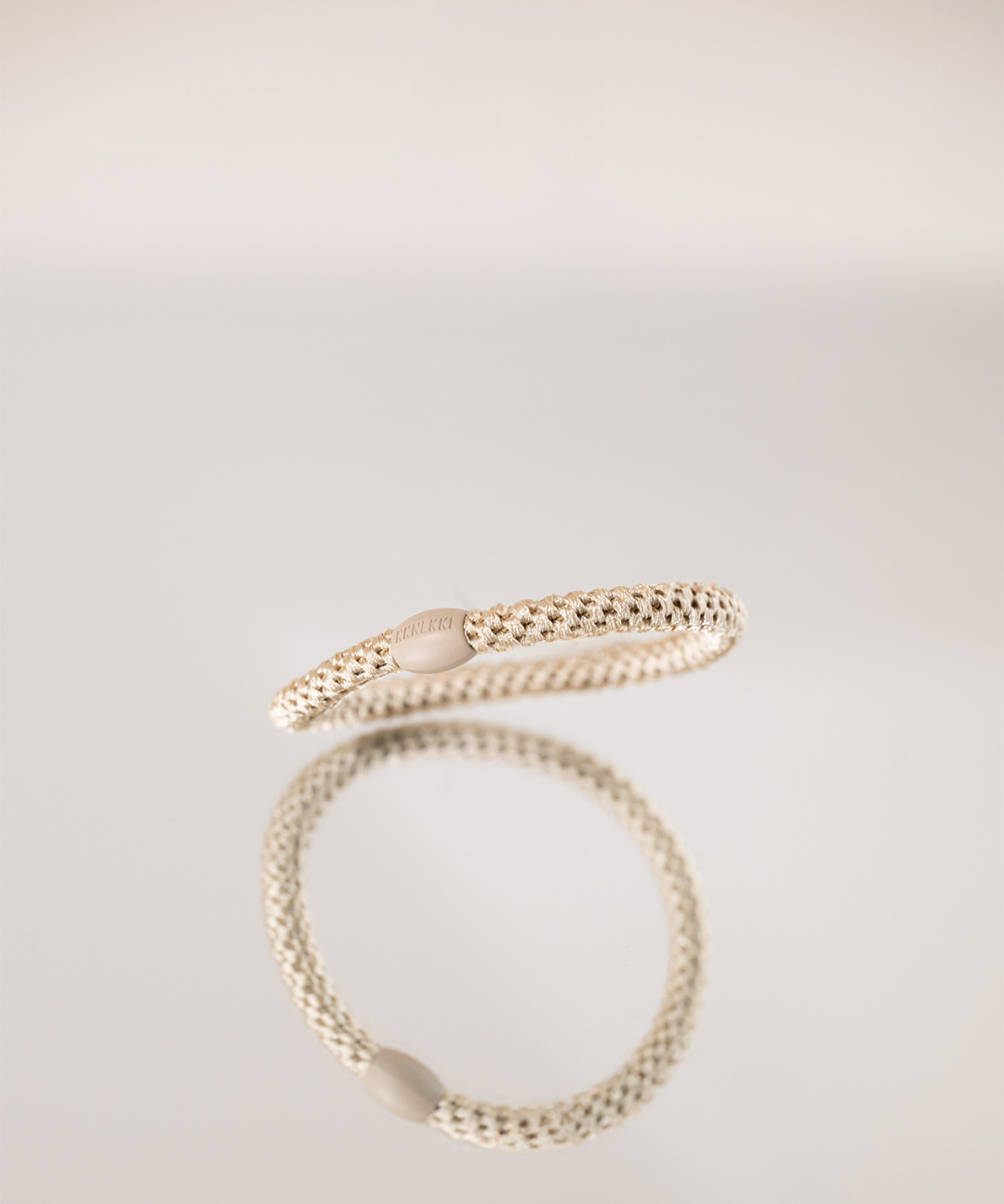 KKNEKKI slim hair tie Light Beige – lifestyle