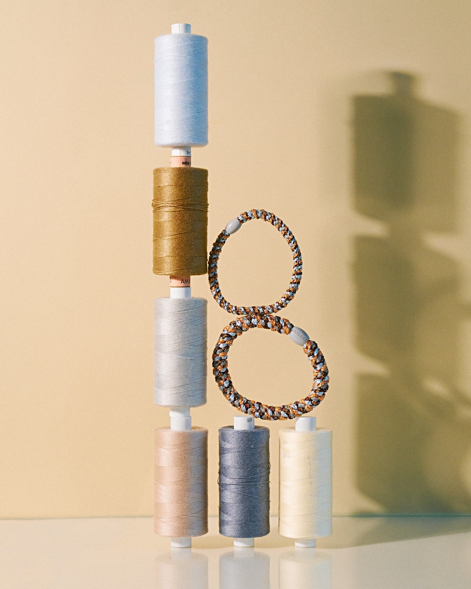 KKNEKKI slim hair tie Rose Gold & Sea Blue Mix – lifestyle