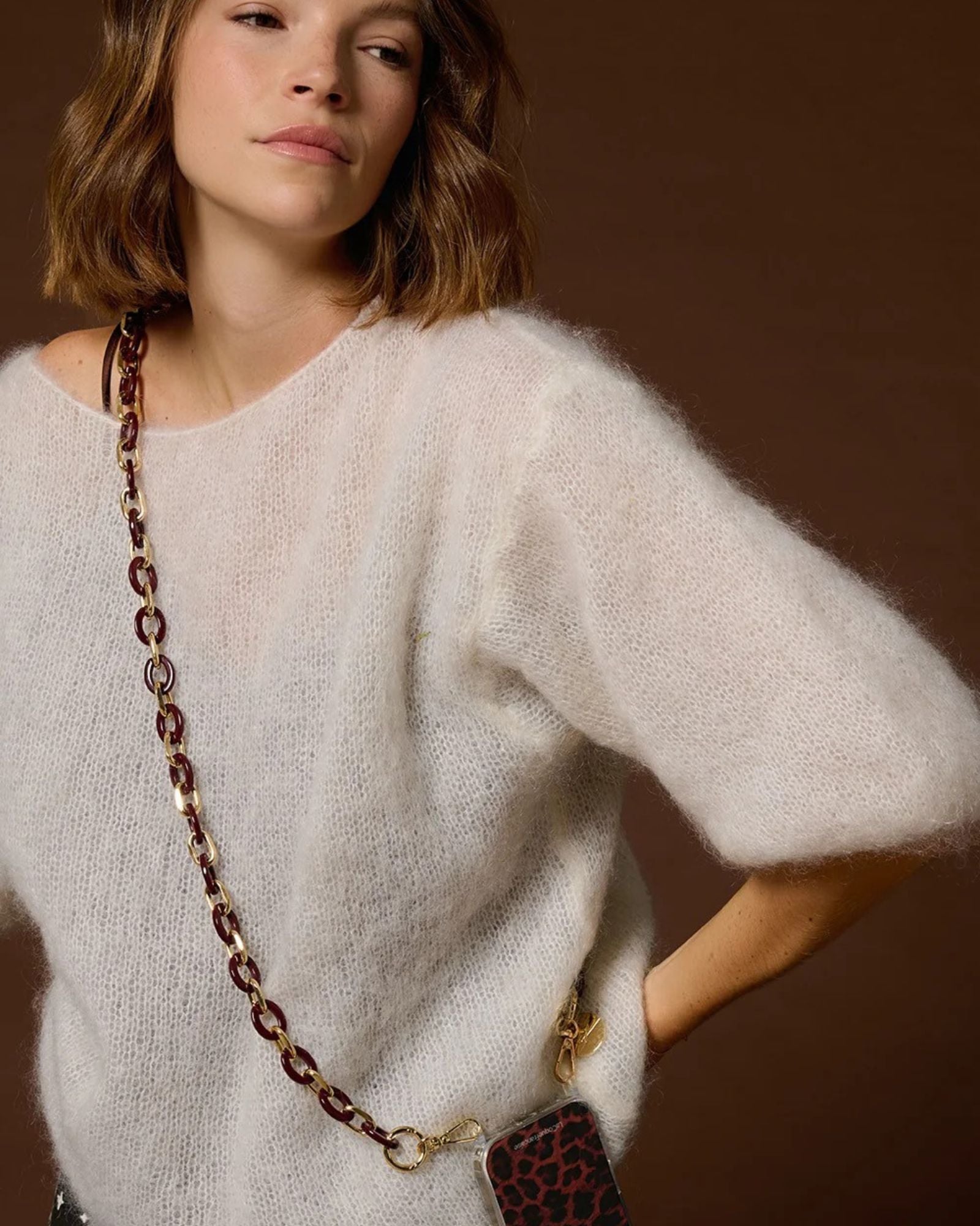 Woman wearing a bordeaux phone chain by French Brand La Coque Francasise
