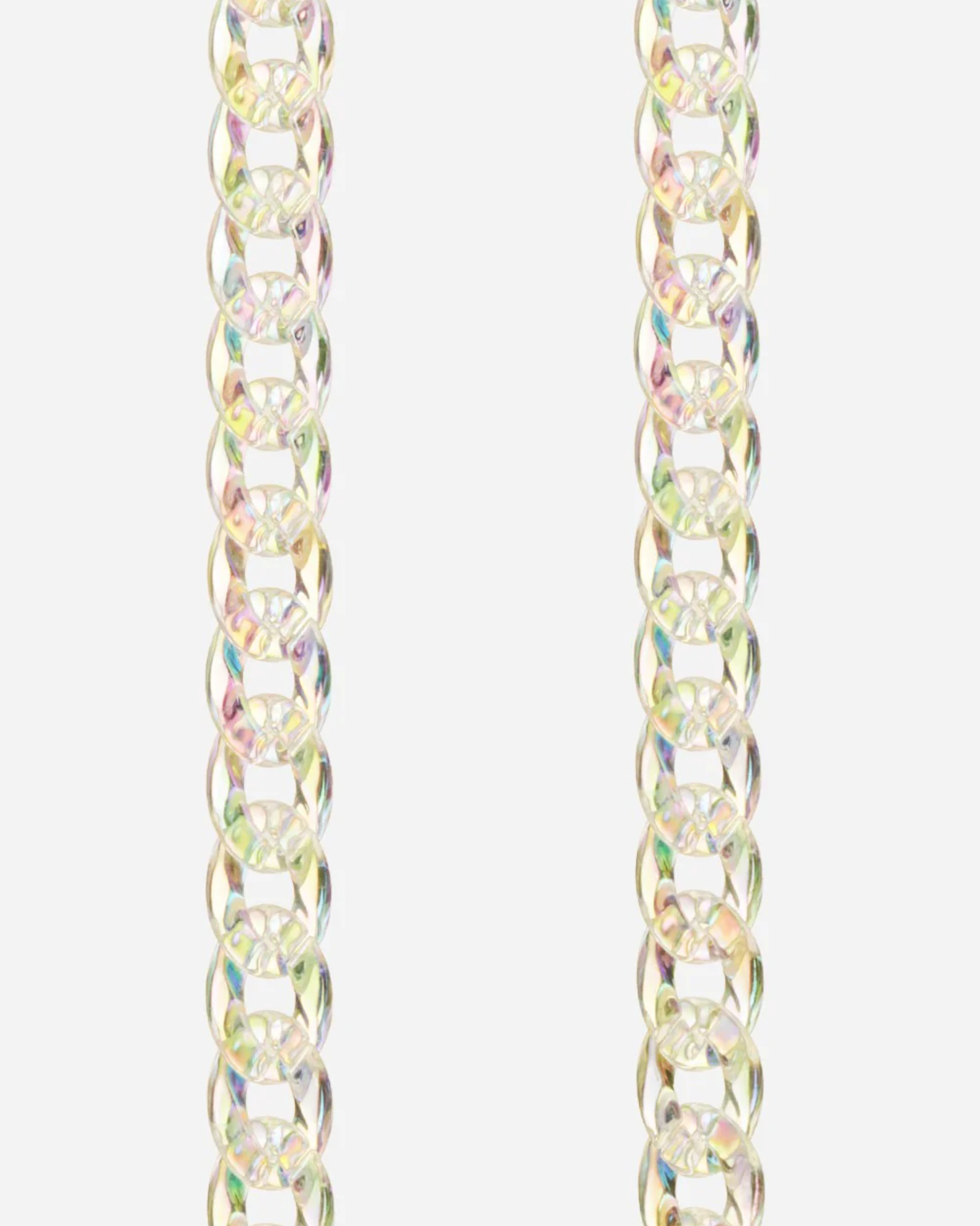 Close-up of the La Coque Française Sarah phone chain's iridescent holographic resin links.