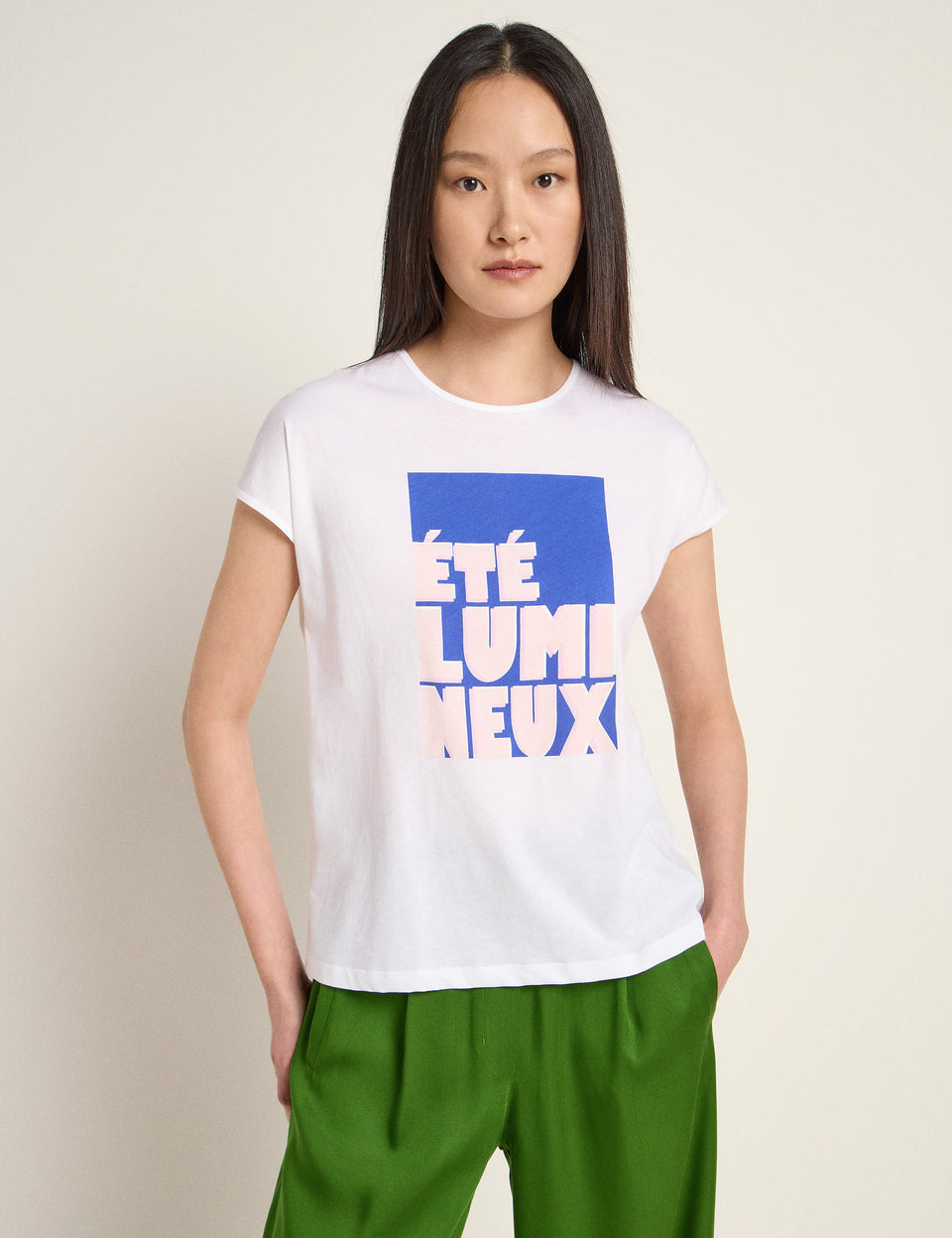 White graphic T-shirt by Lanius with pink “Été” print, worn in a relaxed fit for everyday comfort.