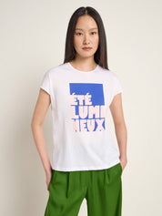 White graphic T-shirt by Lanius with pink “Été” print, worn in a relaxed fit for everyday comfort.