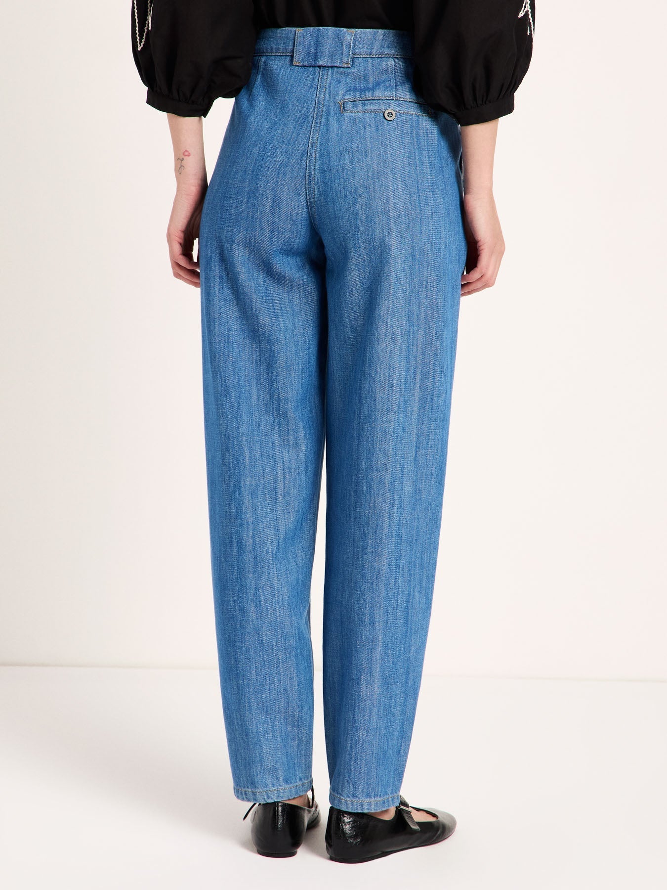 LANIUS pleated jeans in mid blue – back view