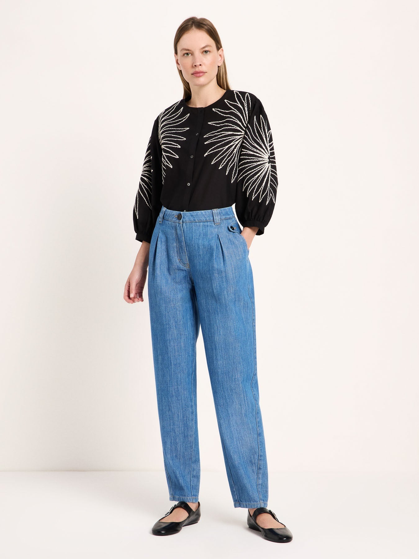 LANIUS pleated jeans in mid blue – full look