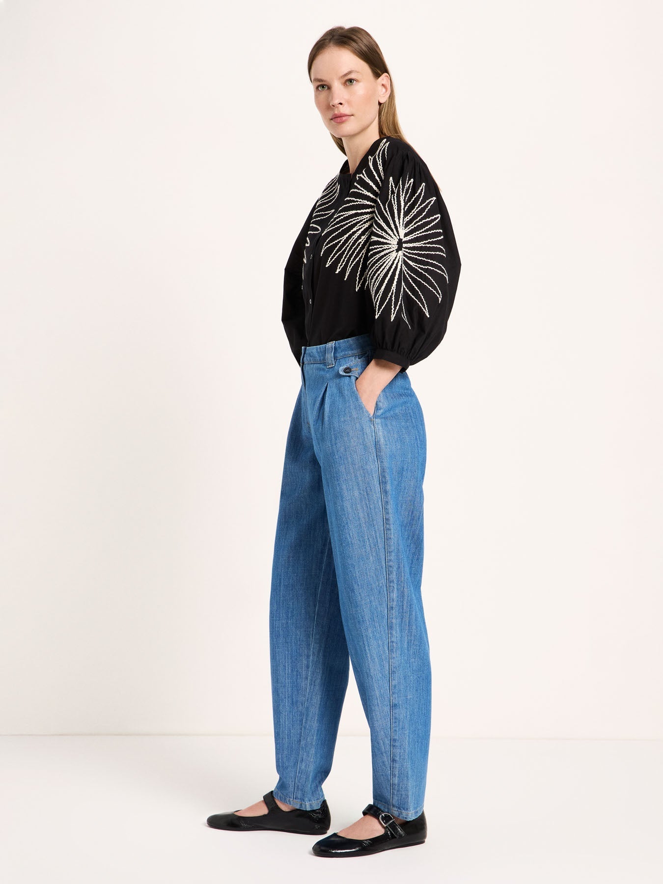LANIUS pleated jeans in mid blue – side view