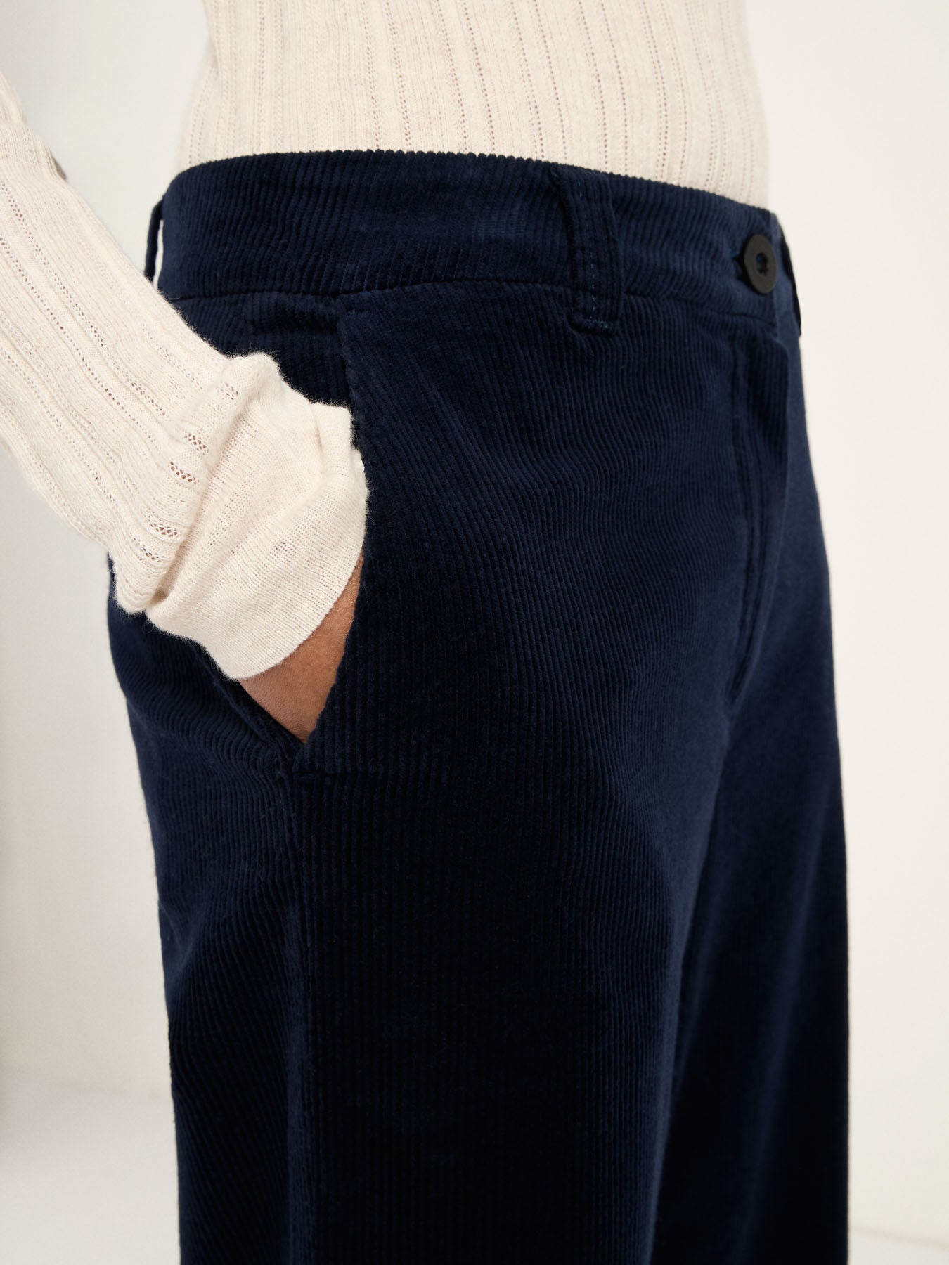 LANIUS midnight blue organic cotton corduroy, close-up of the fine rib