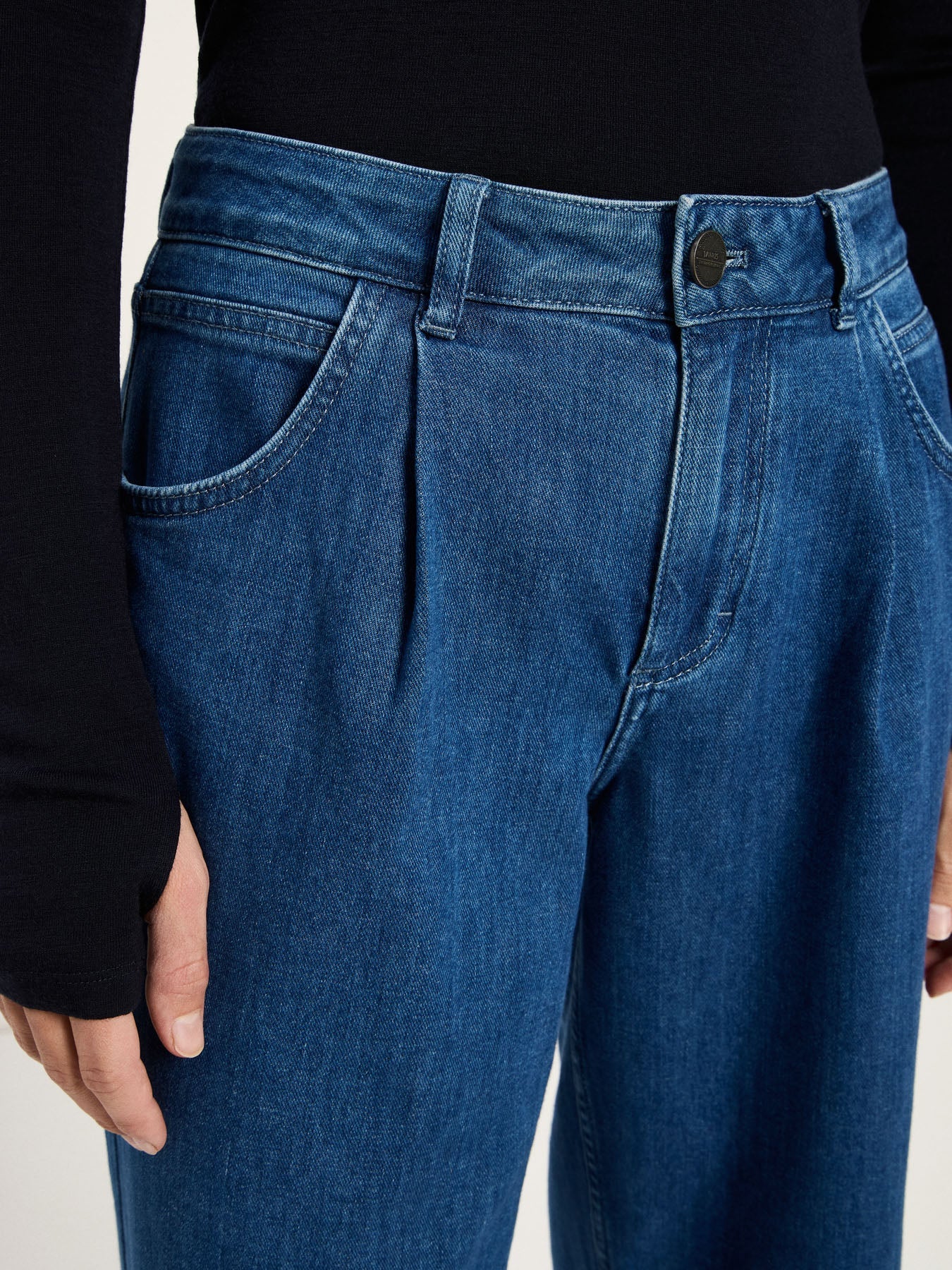 LANIUS Marlene pleated wide-leg jeans in mid-blue organic denim, photo 4