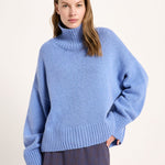 LANIUS oversized jumper in light blue melange with a ribbed high neck, front view