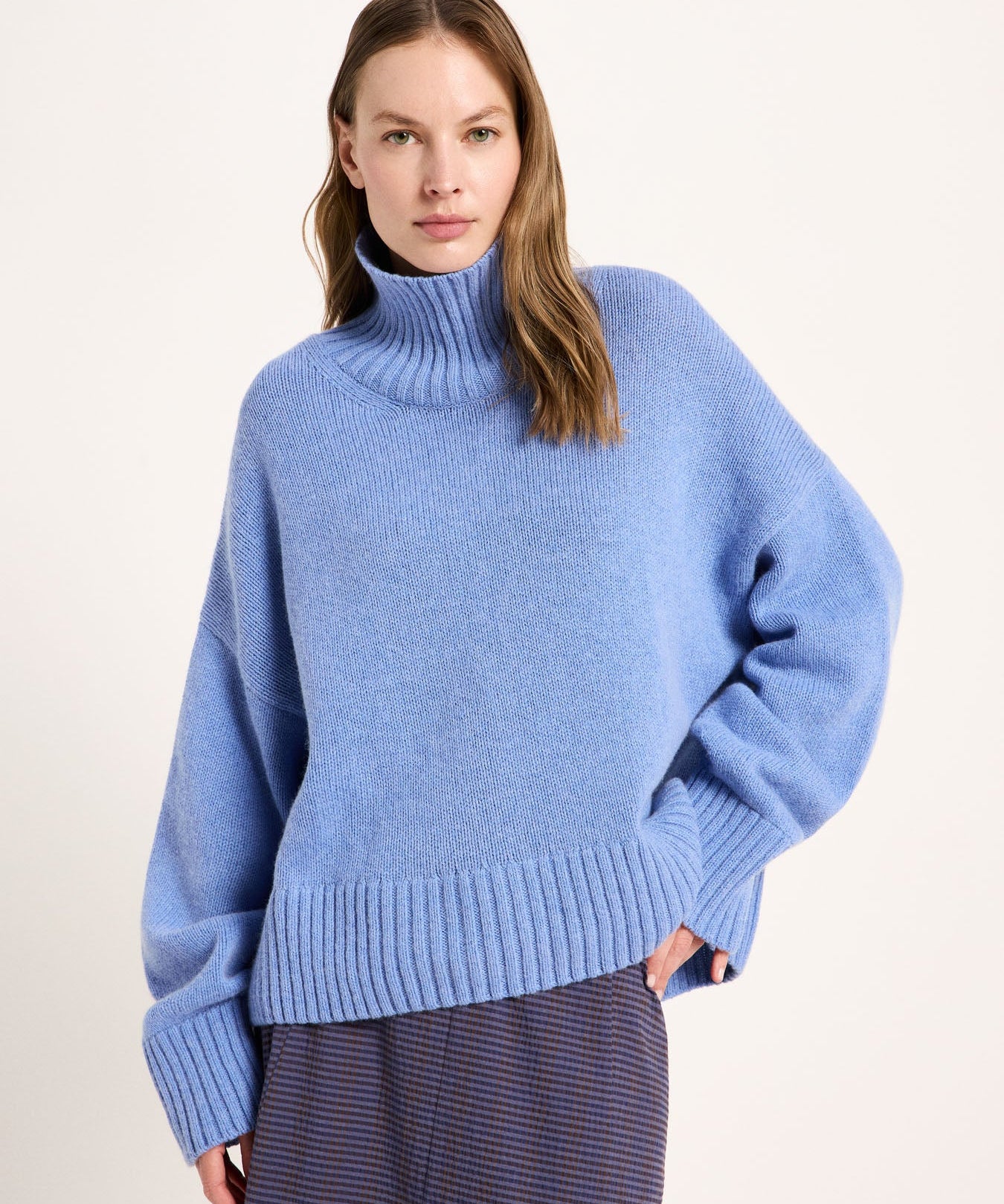 LANIUS oversized jumper in light blue melange with a ribbed high neck, front view
