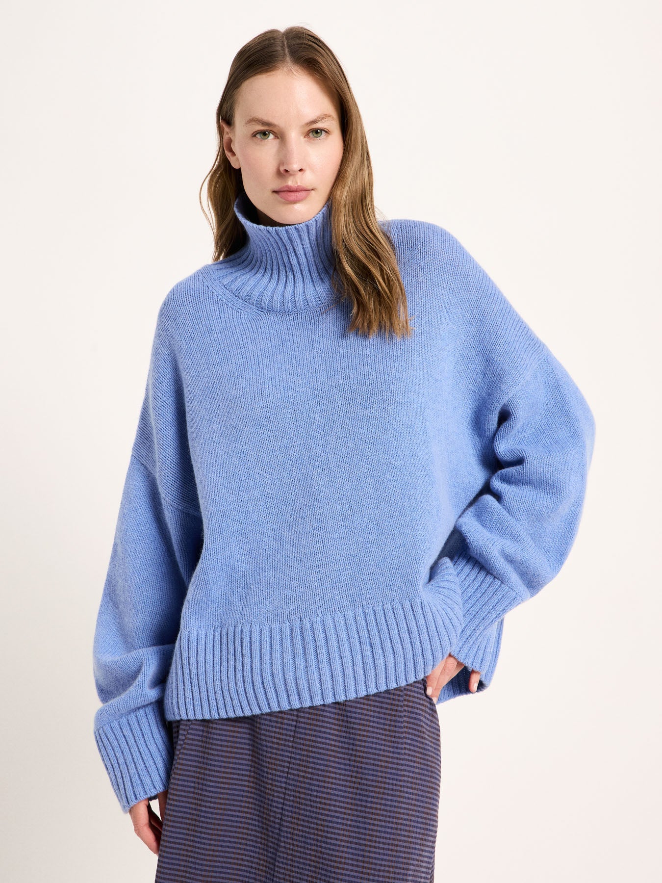 LANIUS oversized jumper in light blue melange with a ribbed high neck, front view