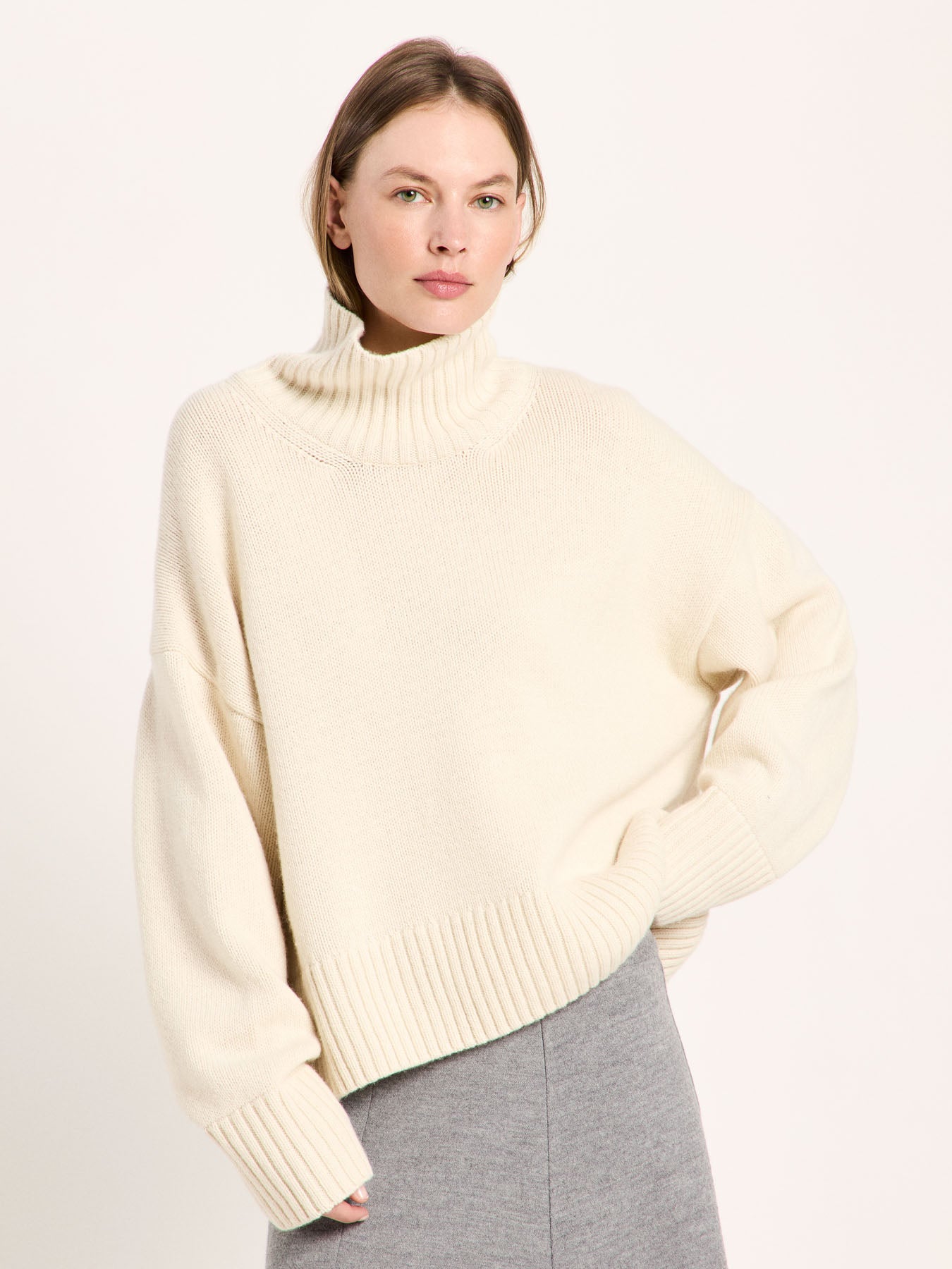 LANIUS oversized jumper in off-white organic virgin wool and cotton, front view