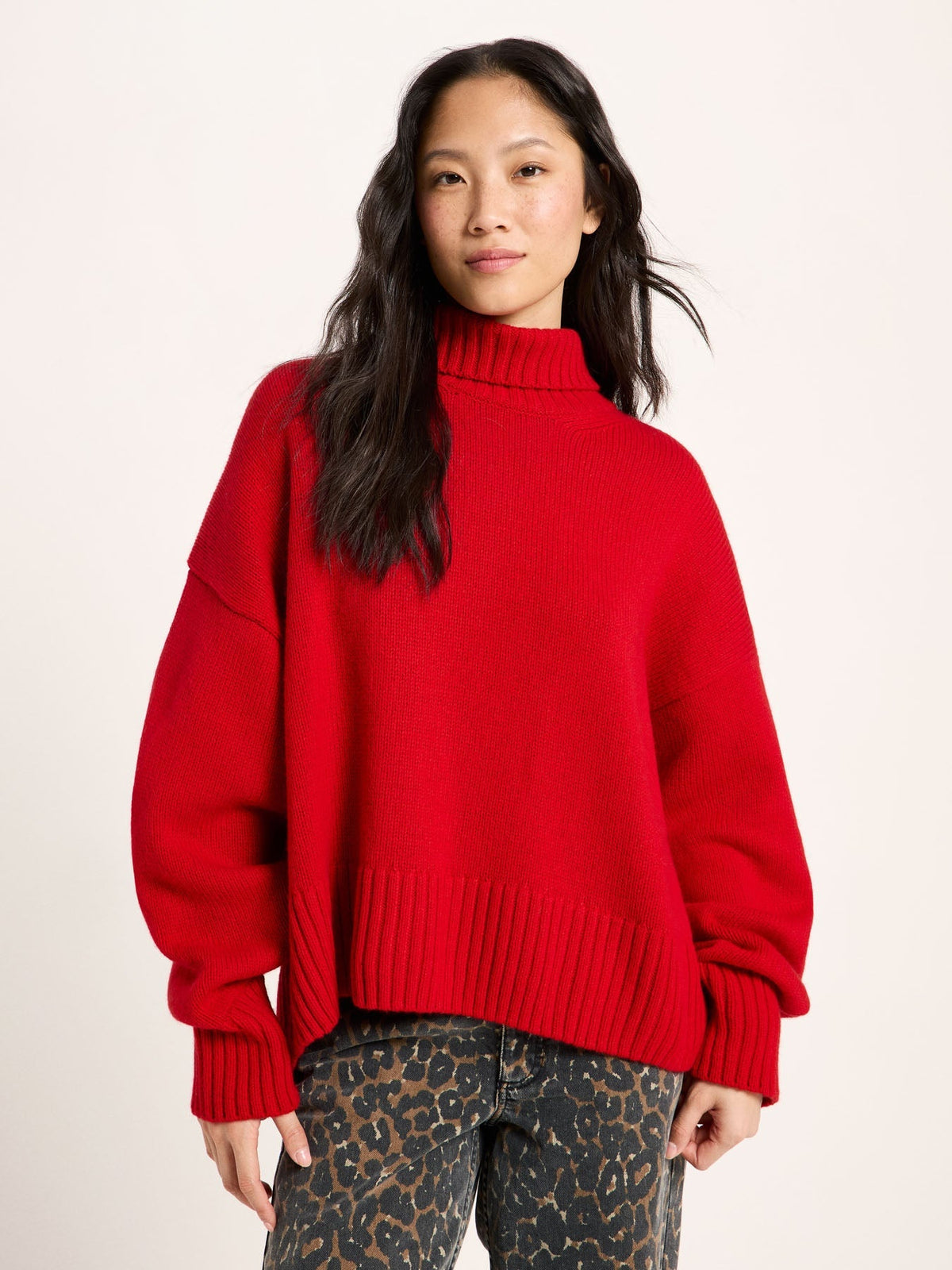 LANIUS oversized jumper in red with extra-long sleeves, front view