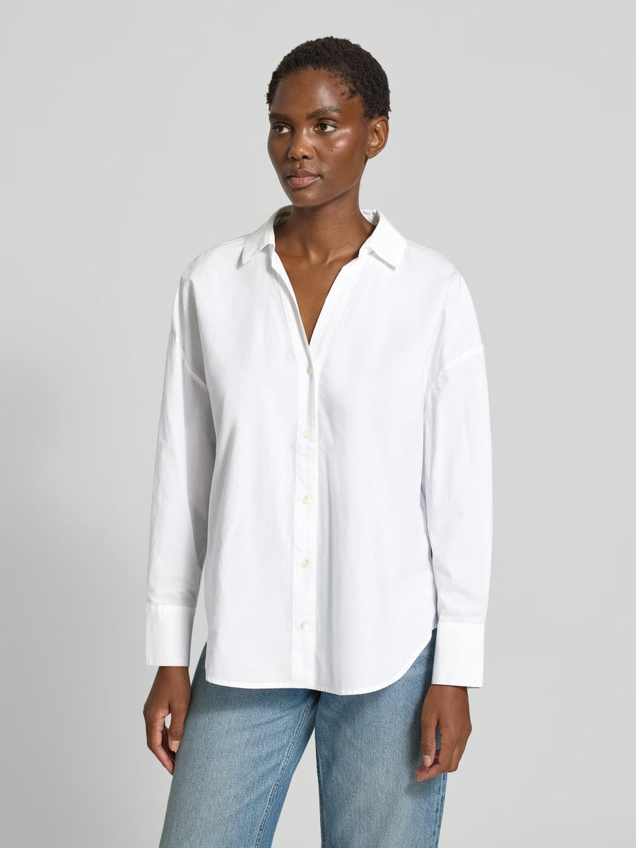 Model wearing the Lanius oversized white organic cotton shirt tucked into denim.