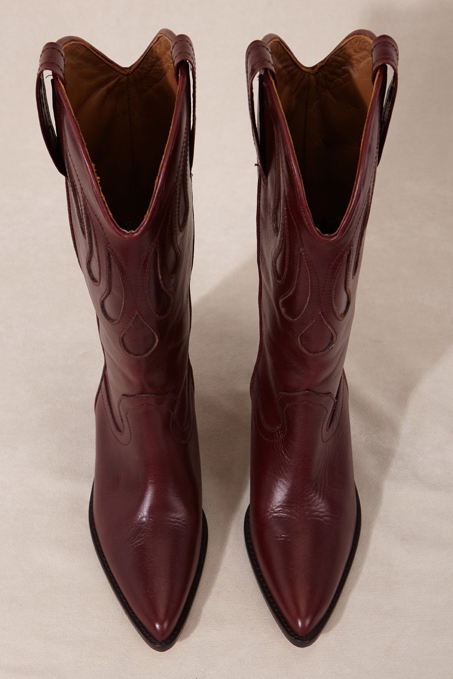 MICUIR Mestizo burgundy cowboy boots seen from above, slightly pointed toe