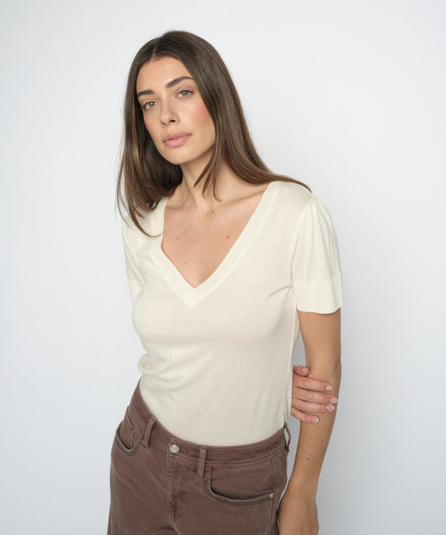 Sink V-Neck Tee – Ecru – front view