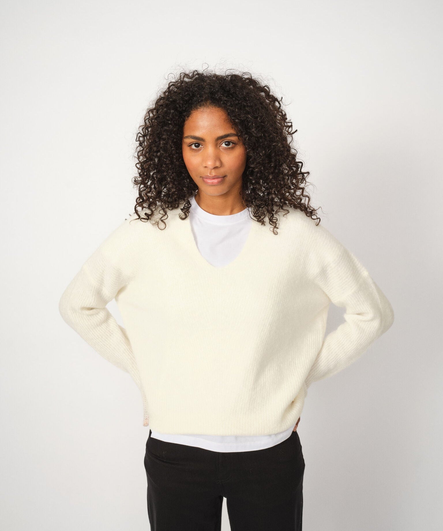 MOS MOSH Thora V-neck jumper in ecru with a fluffy alpaca and wool knit, worn by a model, front view