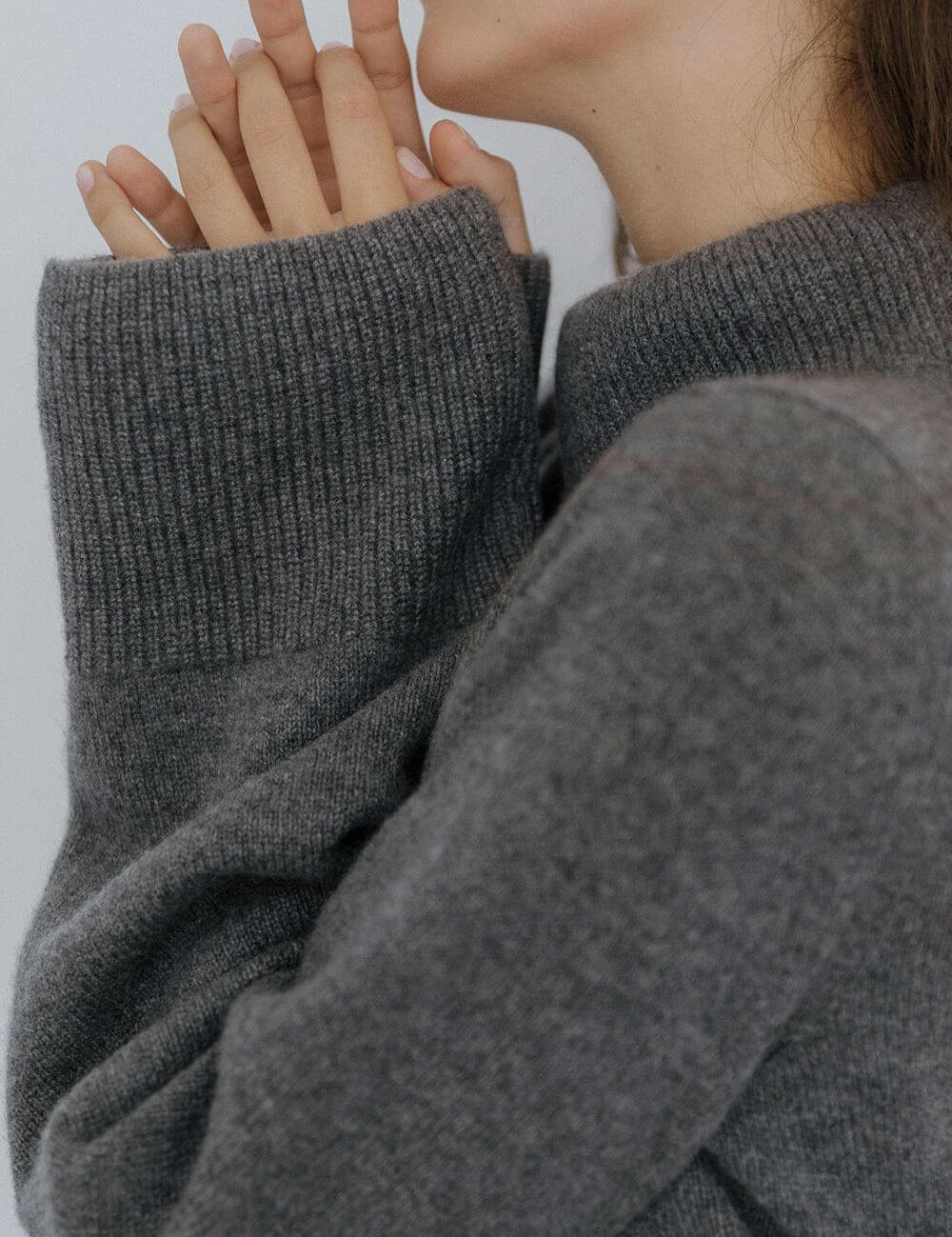 Close-up of the wide sleeve on a grey cashmere sweater by Nuage Cashmere, showcasing the soft, knitted texture of 100% Italian cashmere